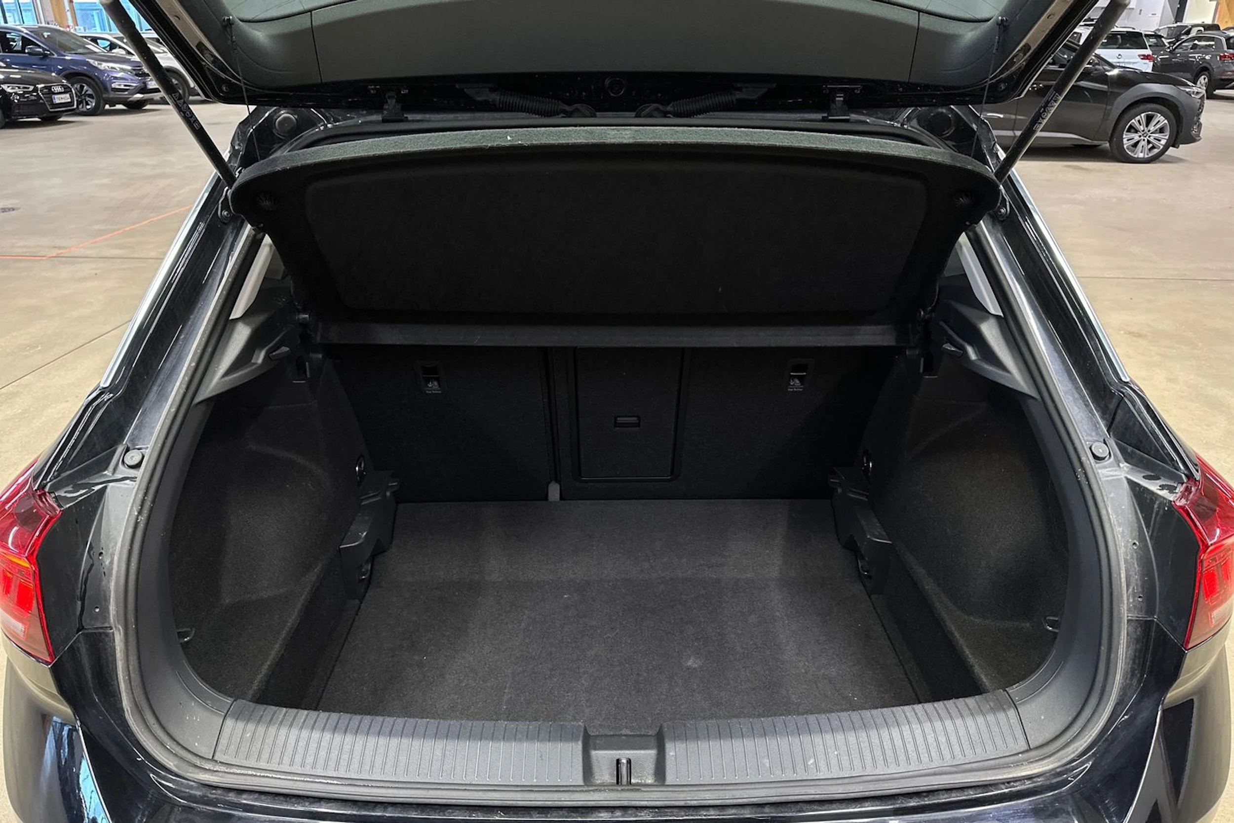 musta Volkswagen T-Roc 2024 kuva 21.