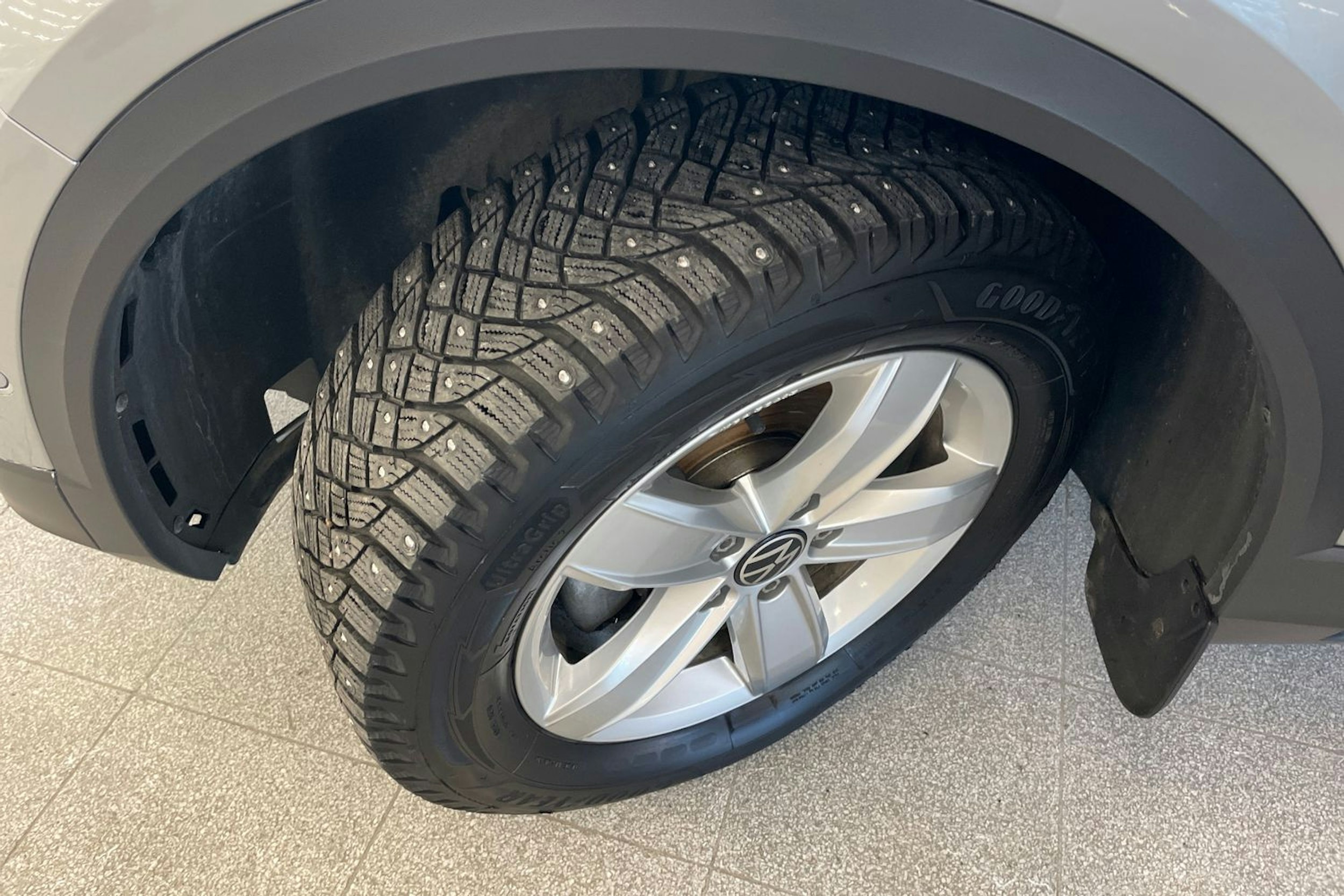 Harmaa Volkswagen T-Roc 2024 kuva 13.