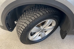 Harmaa Volkswagen T-Roc 2024 kuva 13.