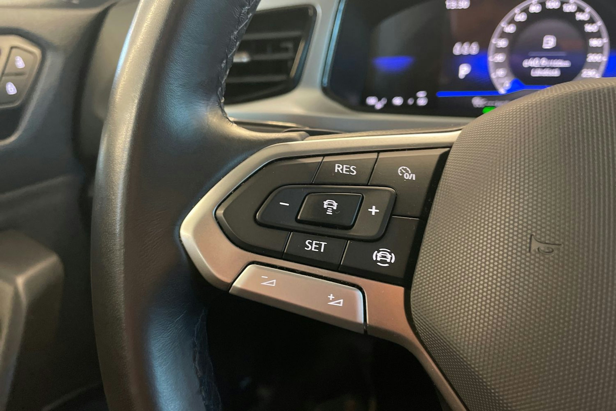 Harmaa Volkswagen T-Roc 2024 kuva 16.