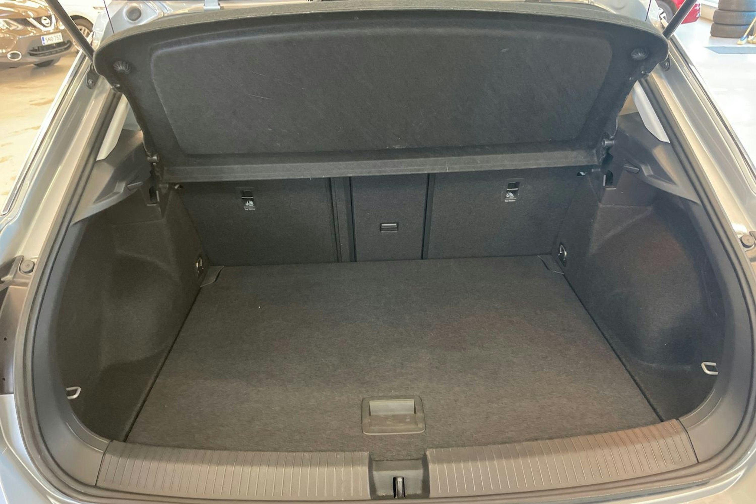 Harmaa Volkswagen T-Roc 2024 kuva 21.