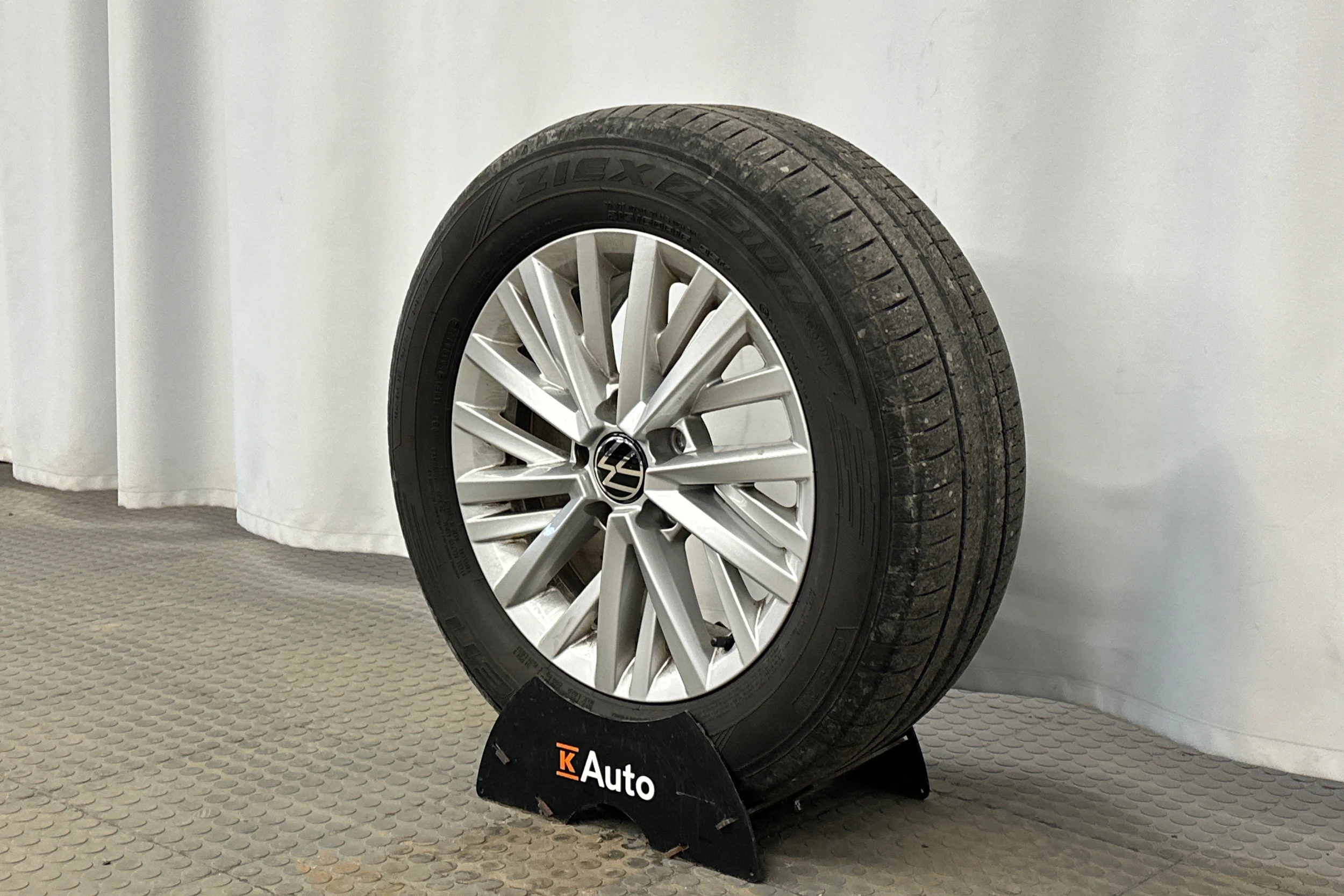 harmaa Volkswagen T-Roc 2024 kuva 10.