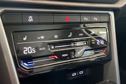 harmaa Volkswagen T-Roc 2024 kuva 17.