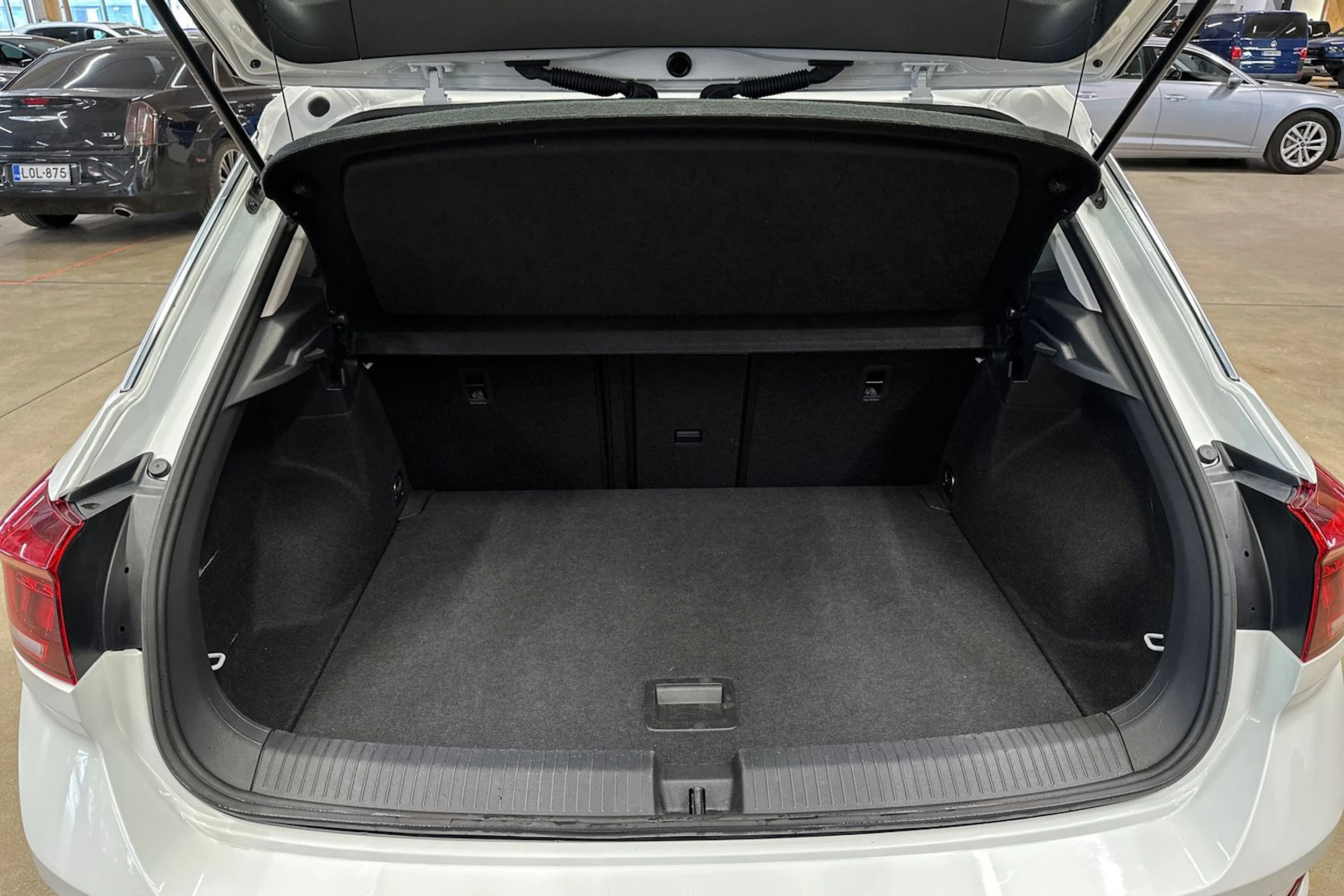 valkoinen Volkswagen T-Roc 2024 kuva 28.