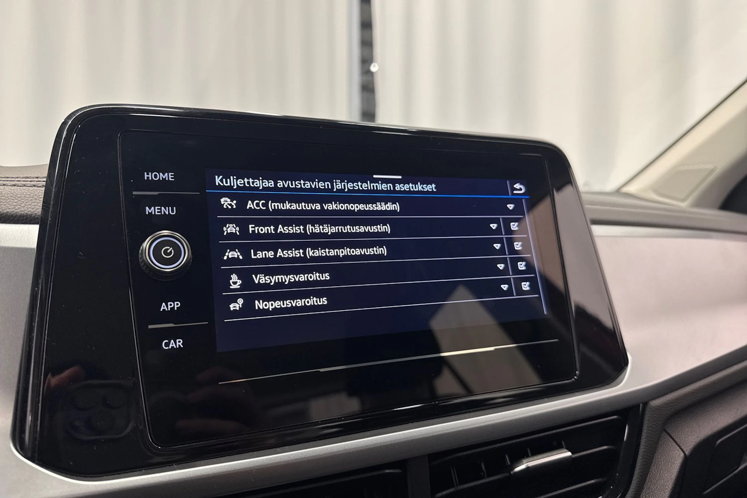 punainen Volkswagen T-Roc 2024 kuva 21.