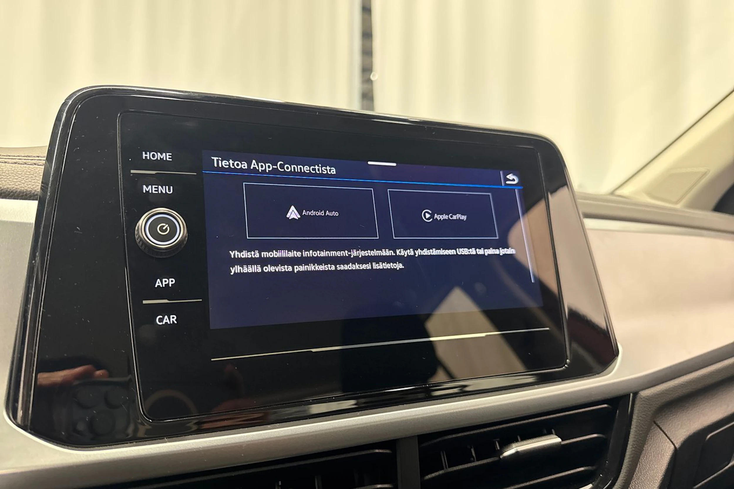 punainen Volkswagen T-Roc 2024 kuva 22.