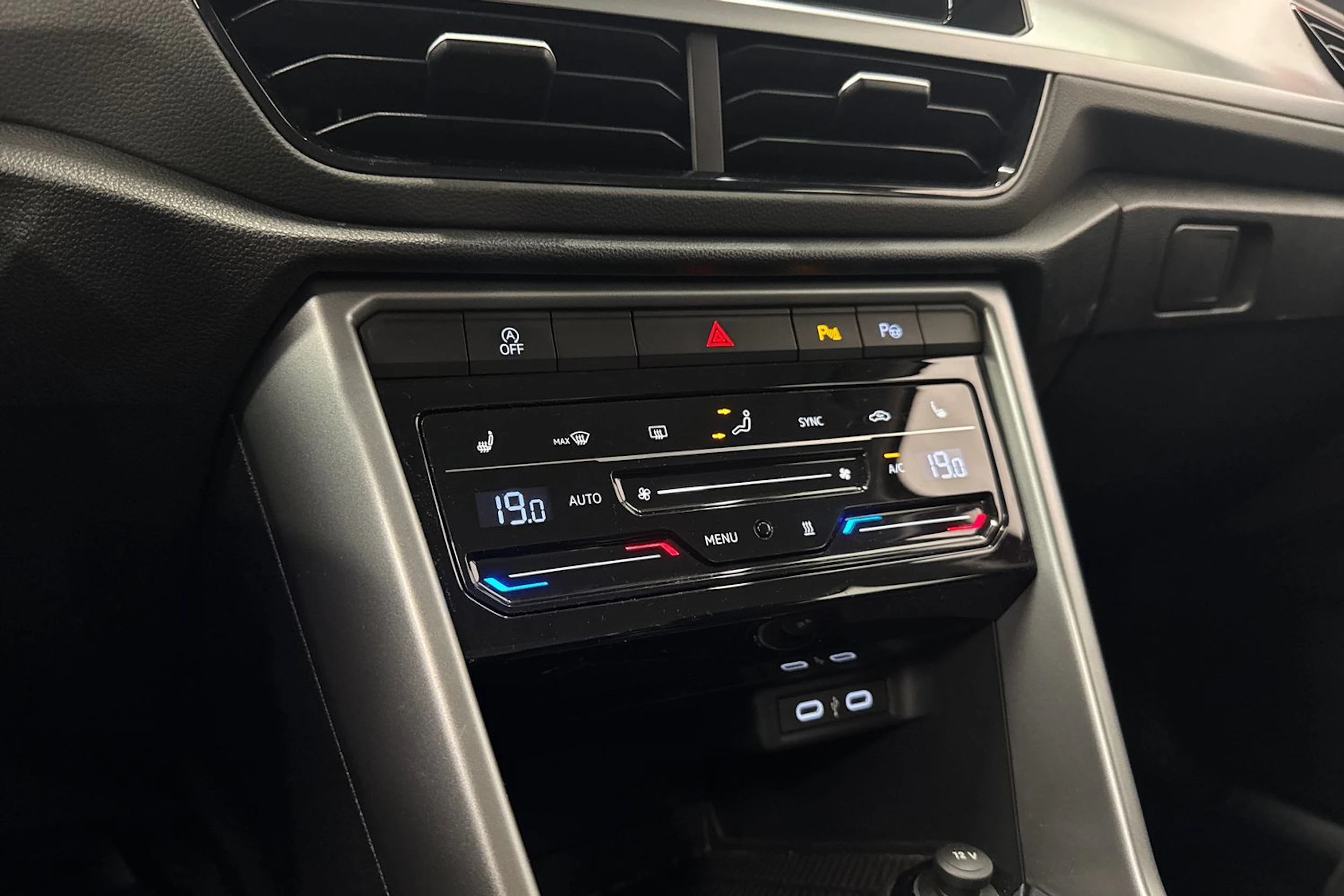 punainen Volkswagen T-Roc 2024 kuva 25.