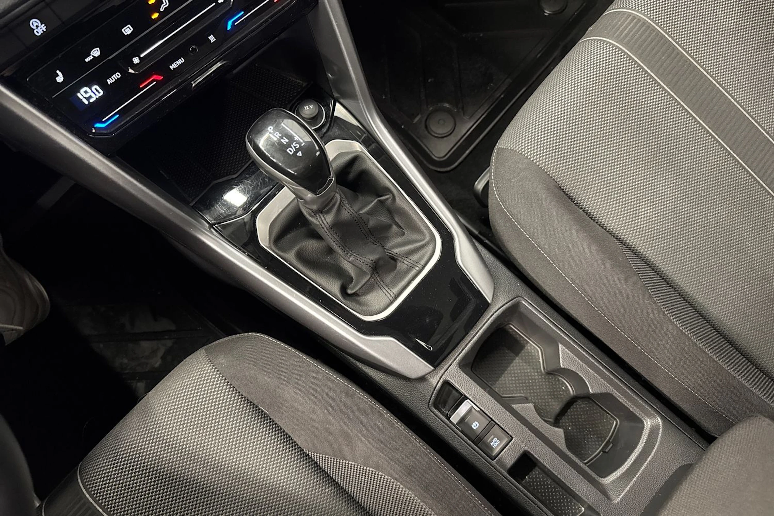 punainen Volkswagen T-Roc 2024 kuva 26.