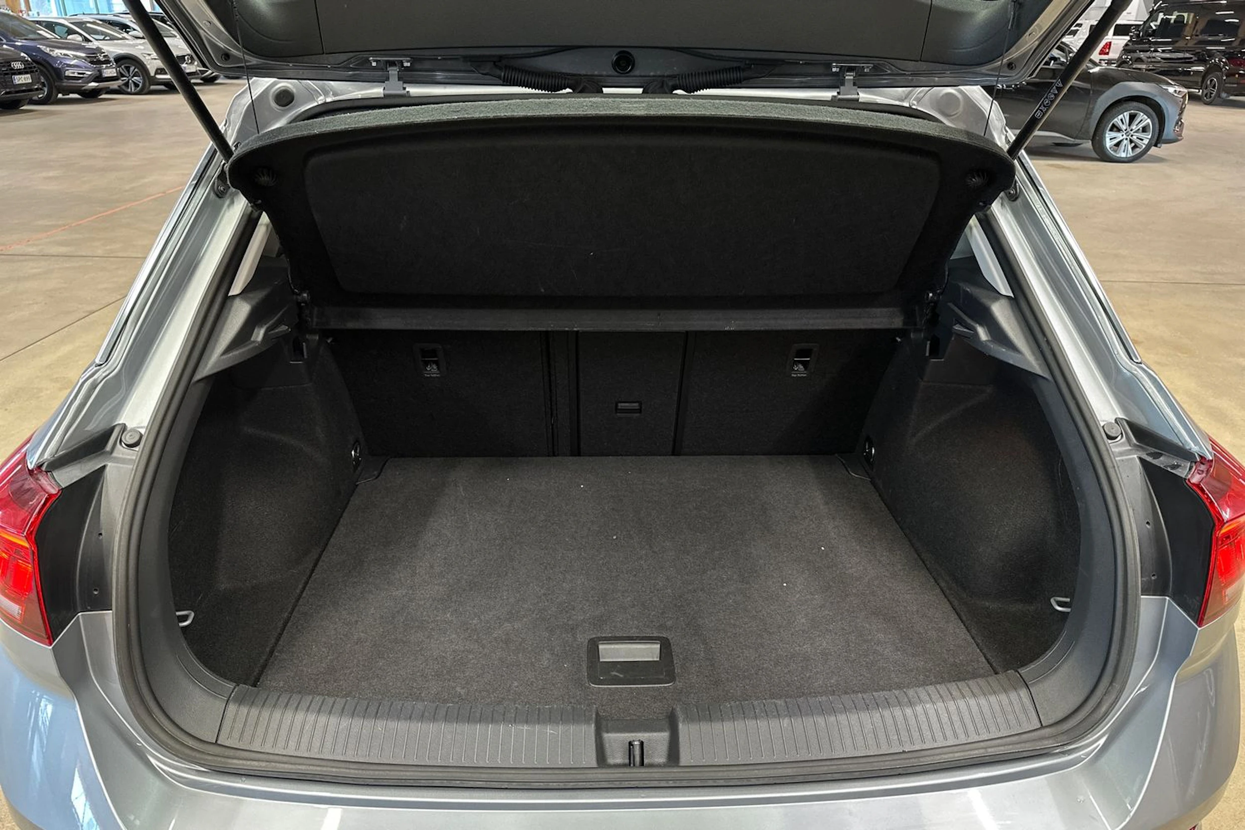 harmaa Volkswagen T-Roc 2024 kuva 28.