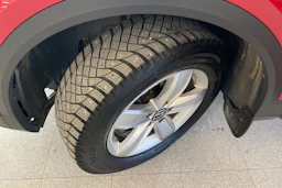 punainen Volkswagen T-Roc 2024 kuva 10.