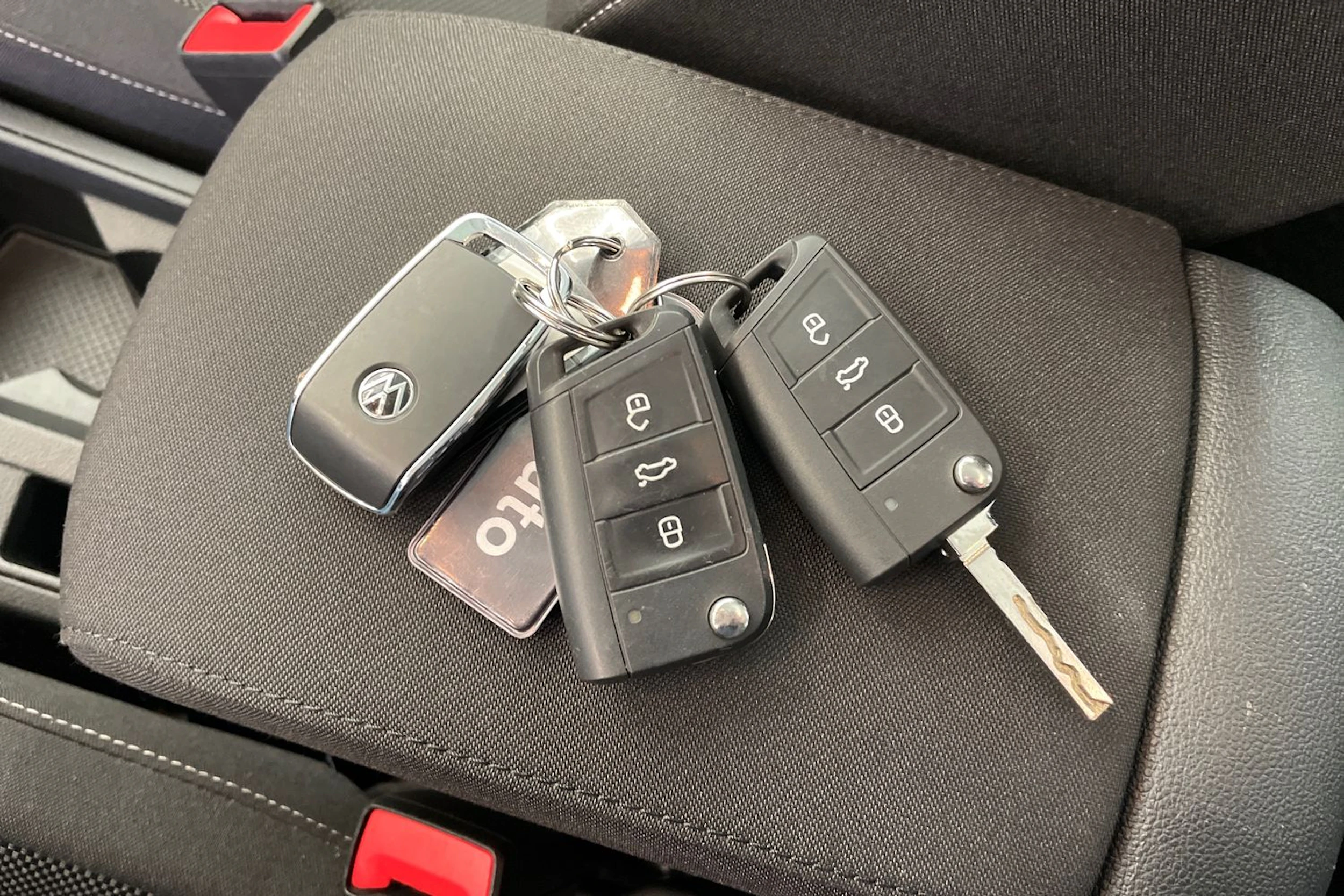 punainen Volkswagen T-Roc 2024 kuva 17.