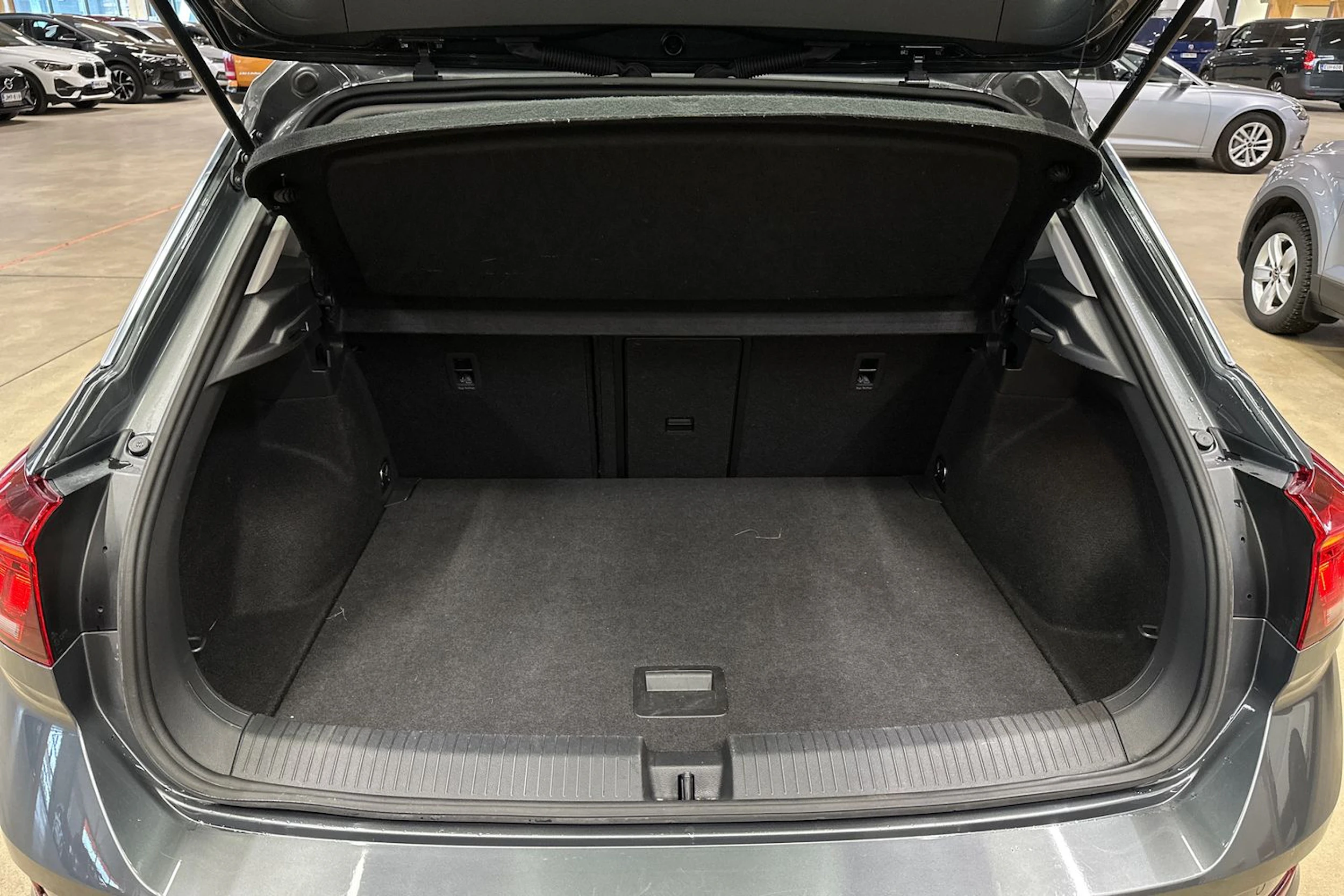 harmaa Volkswagen T-Roc 2024 kuva 28.
