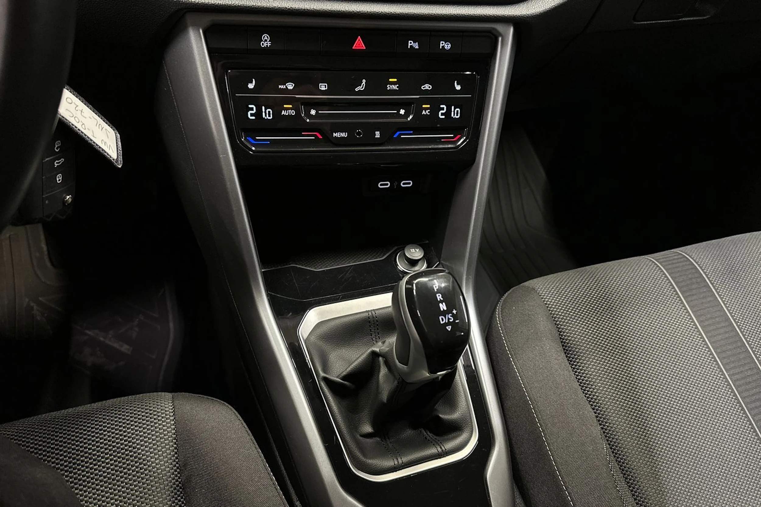 harmaa Volkswagen T-Roc 2024 kuva 17.