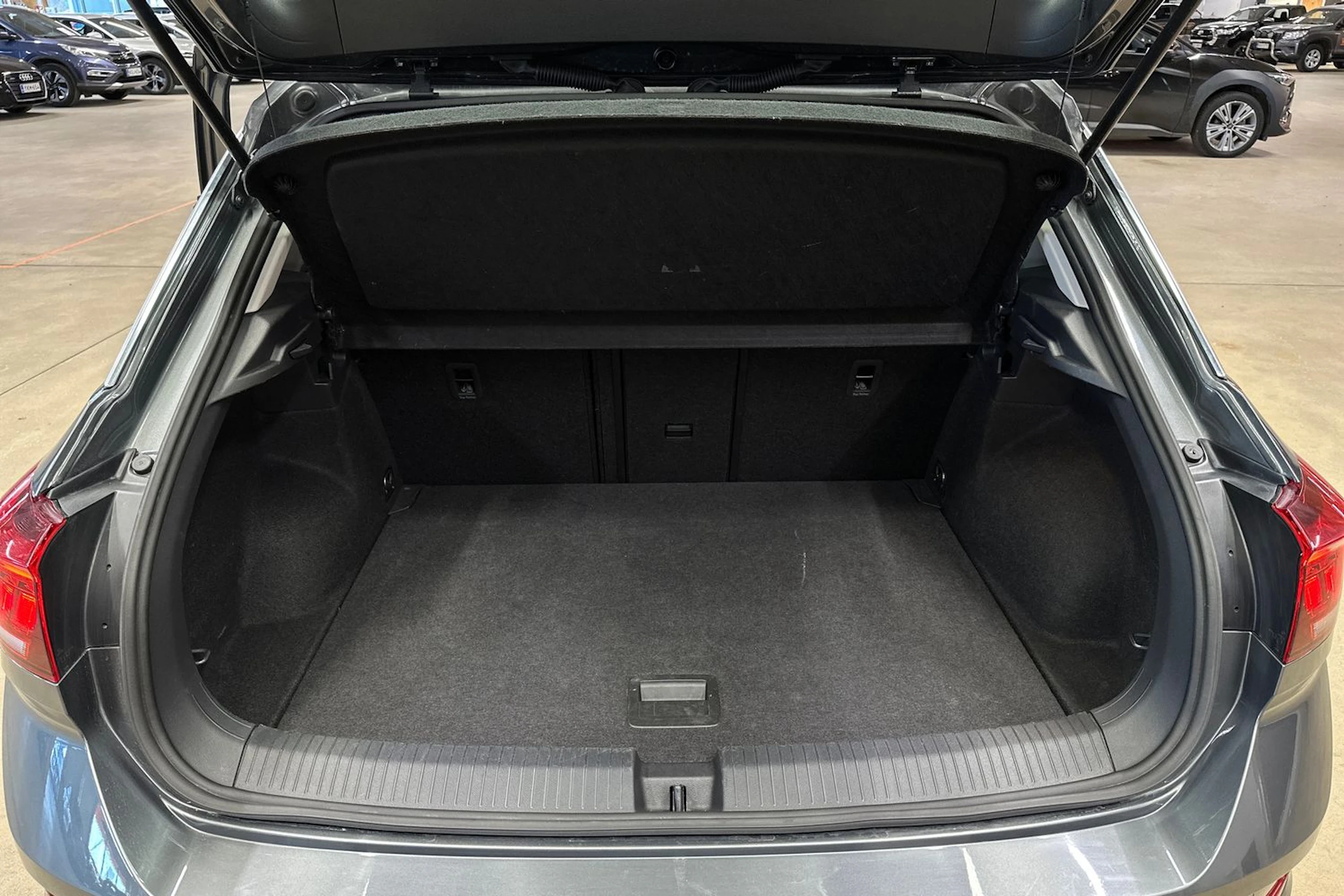 harmaa Volkswagen T-Roc 2024 kuva 24.