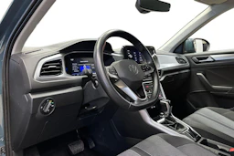 sininen Volkswagen T-Roc 2024 kuva 6.