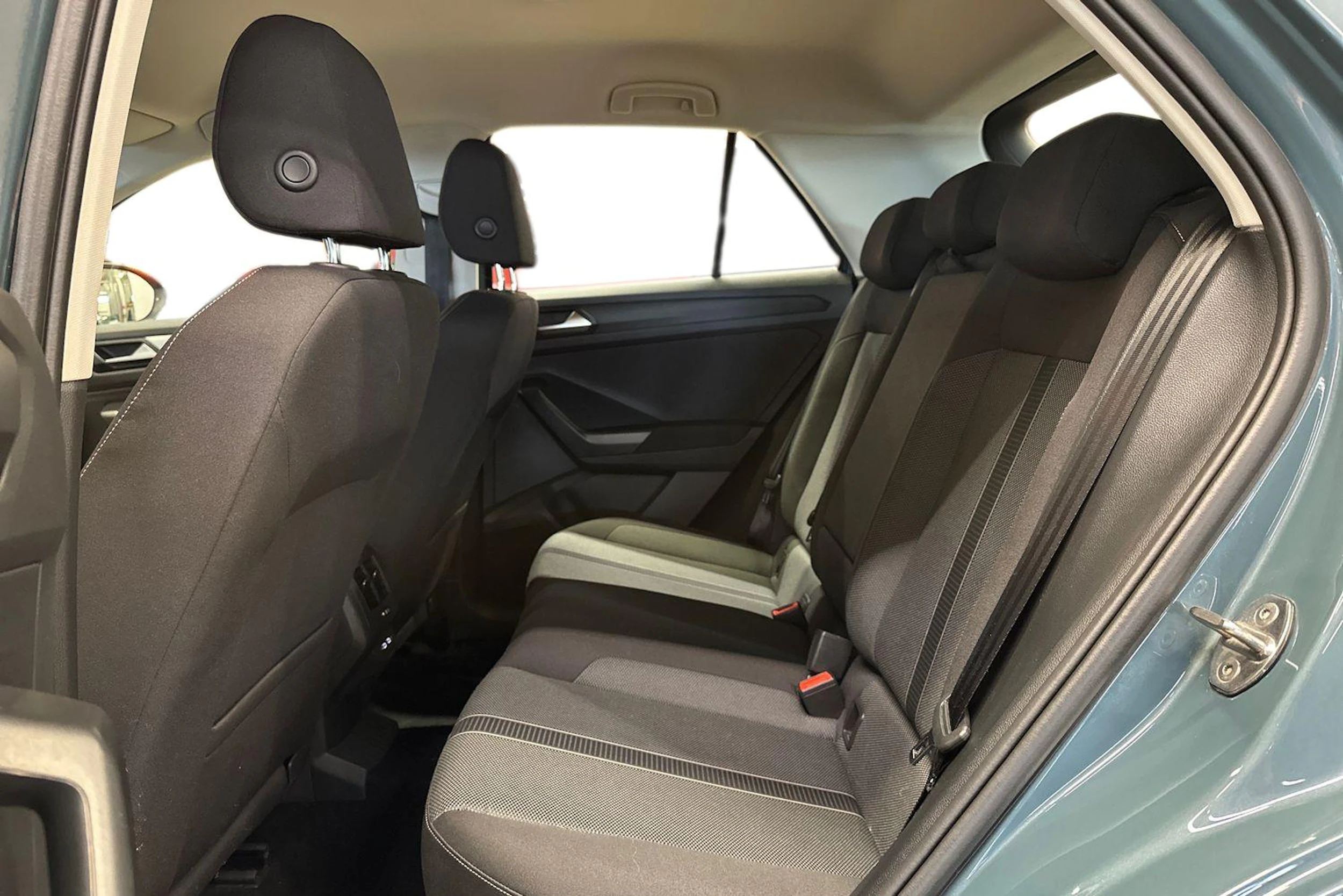 sininen Volkswagen T-Roc 2024 kuva 8.