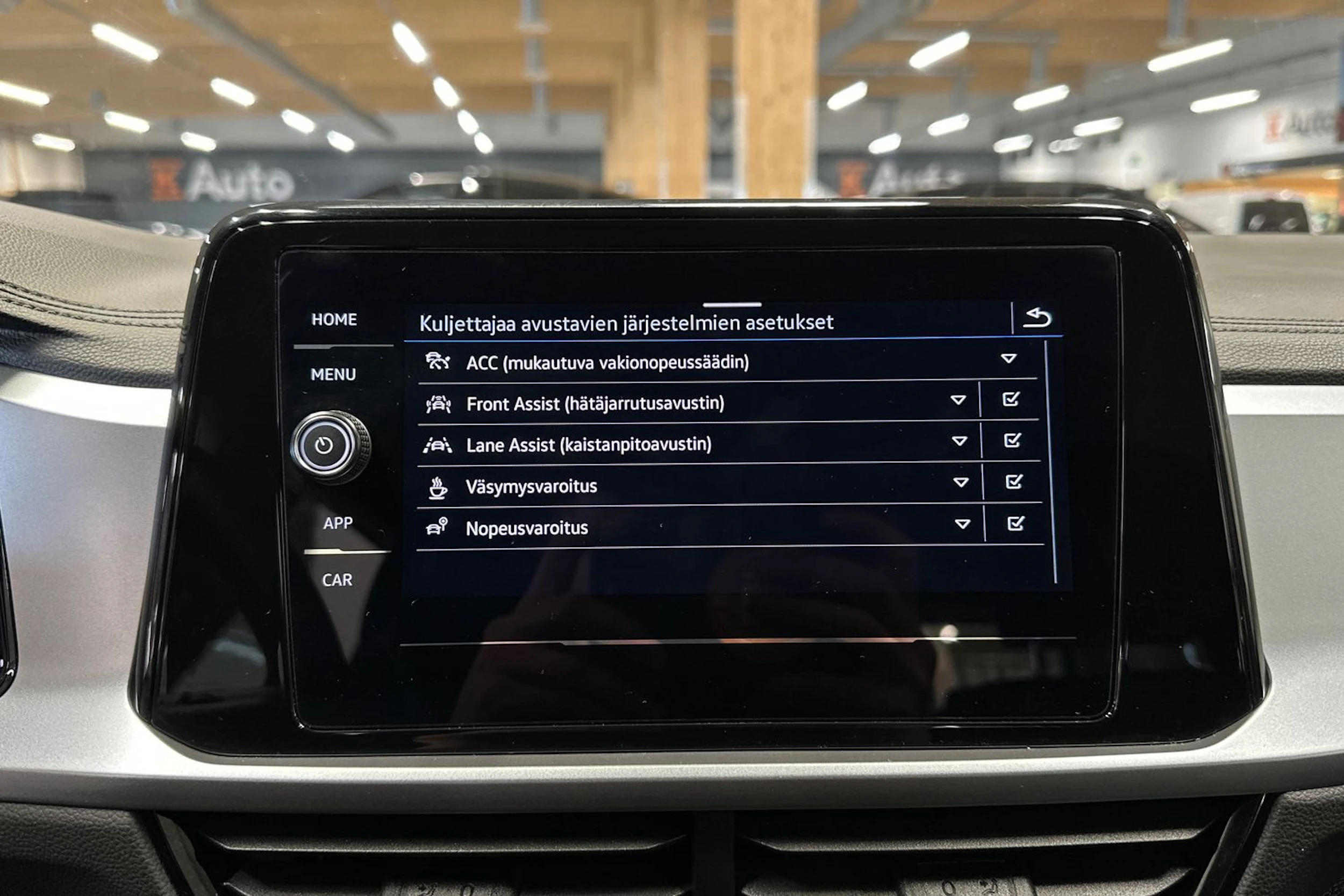 sininen Volkswagen T-Roc 2024 kuva 14.