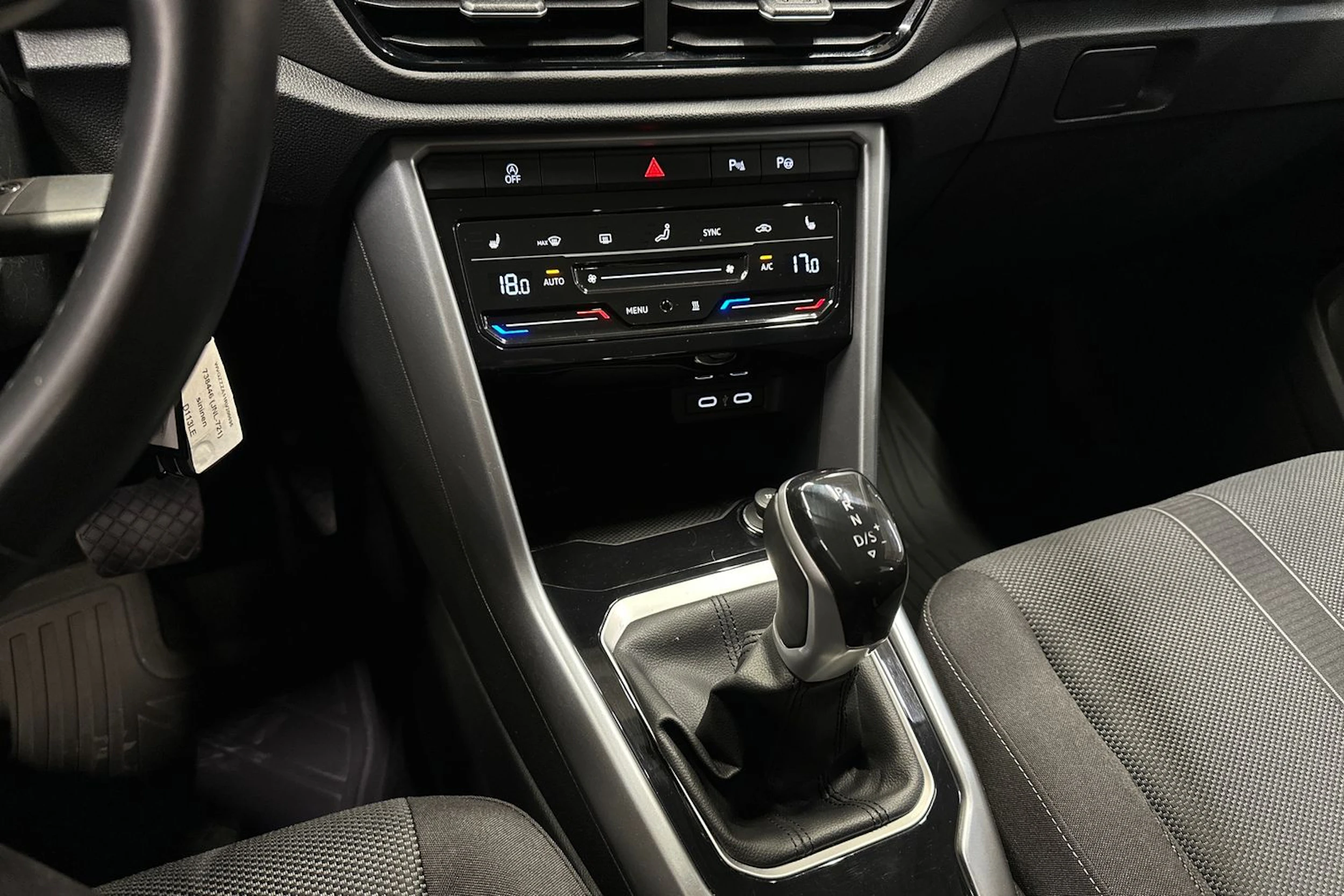 sininen Volkswagen T-Roc 2024 kuva 16.