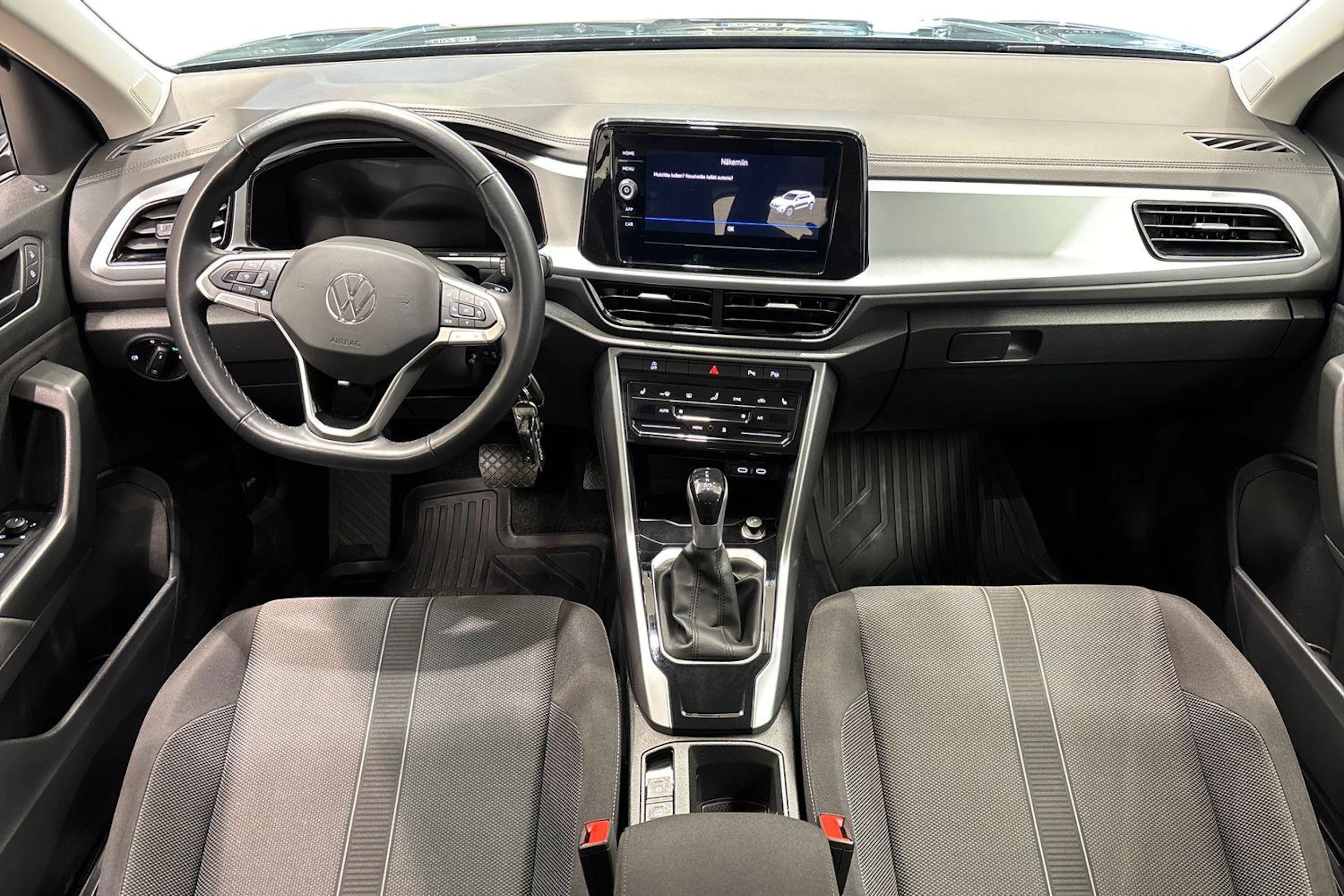 sininen Volkswagen T-Roc 2024 kuva 9.