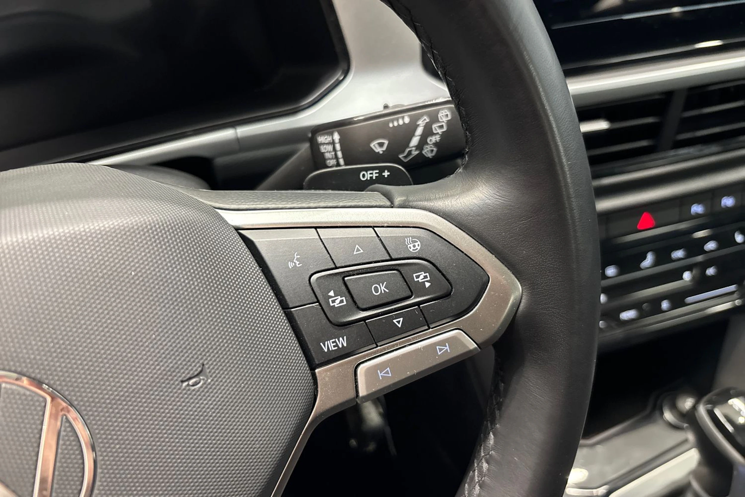 sininen Volkswagen T-Roc 2024 kuva 23.