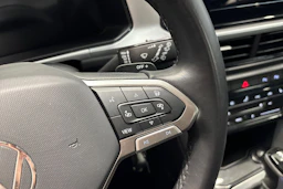 sininen Volkswagen T-Roc 2024 kuva 23.