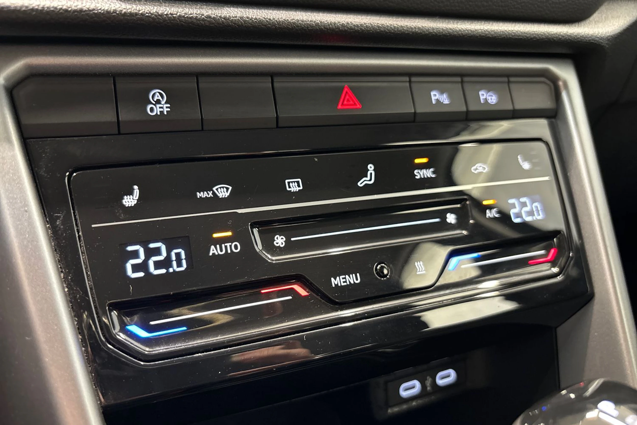 sininen Volkswagen T-Roc 2024 kuva 25.