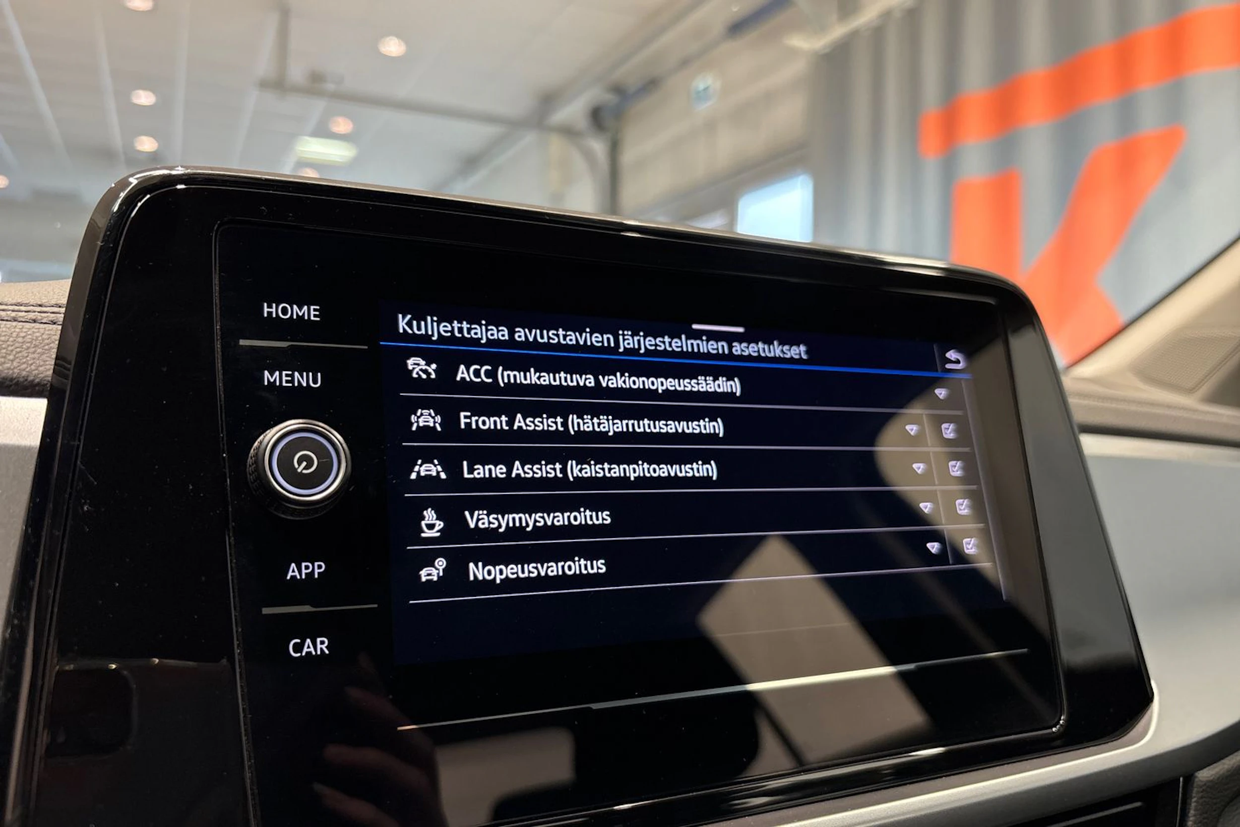 sininen Volkswagen T-Roc 2024 kuva 28.