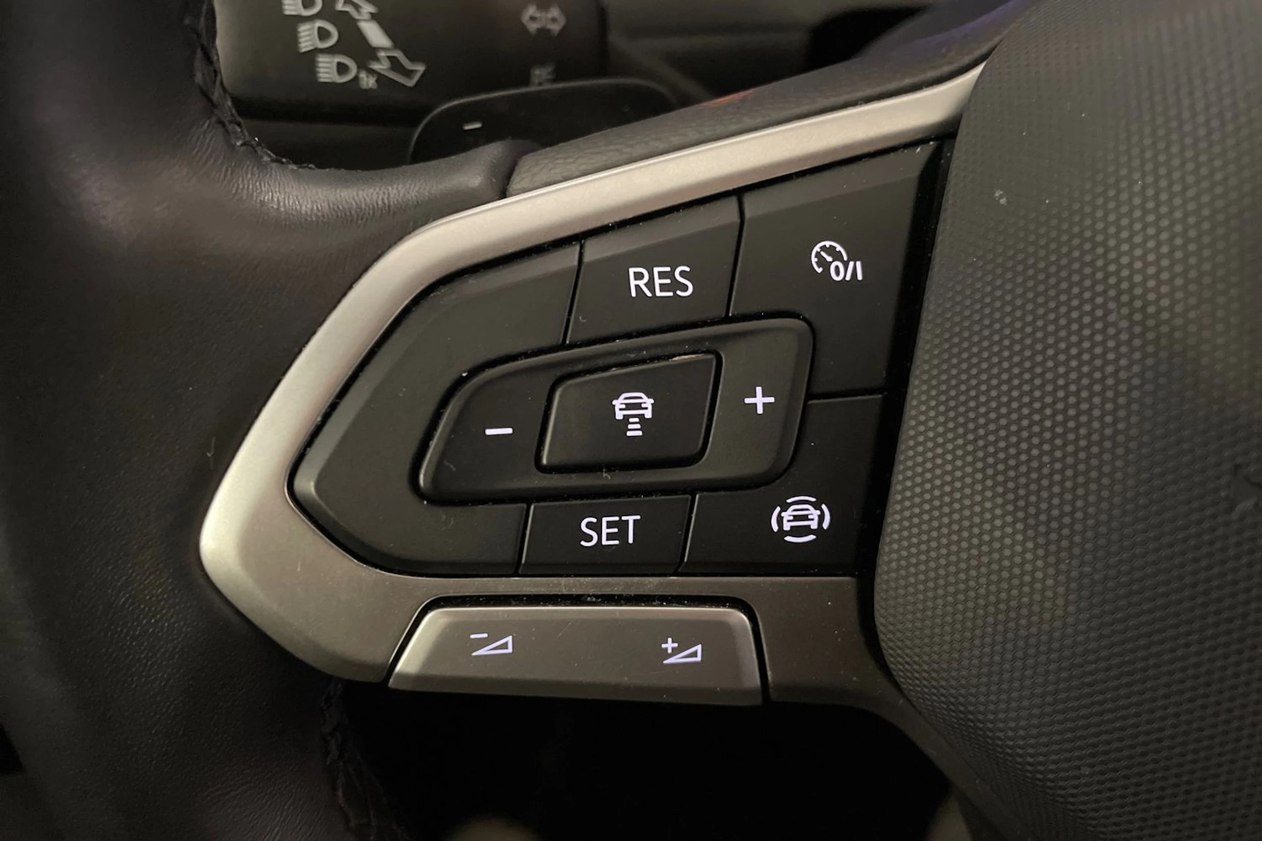 harmaa Volkswagen T-Roc 2024 kuva 19.