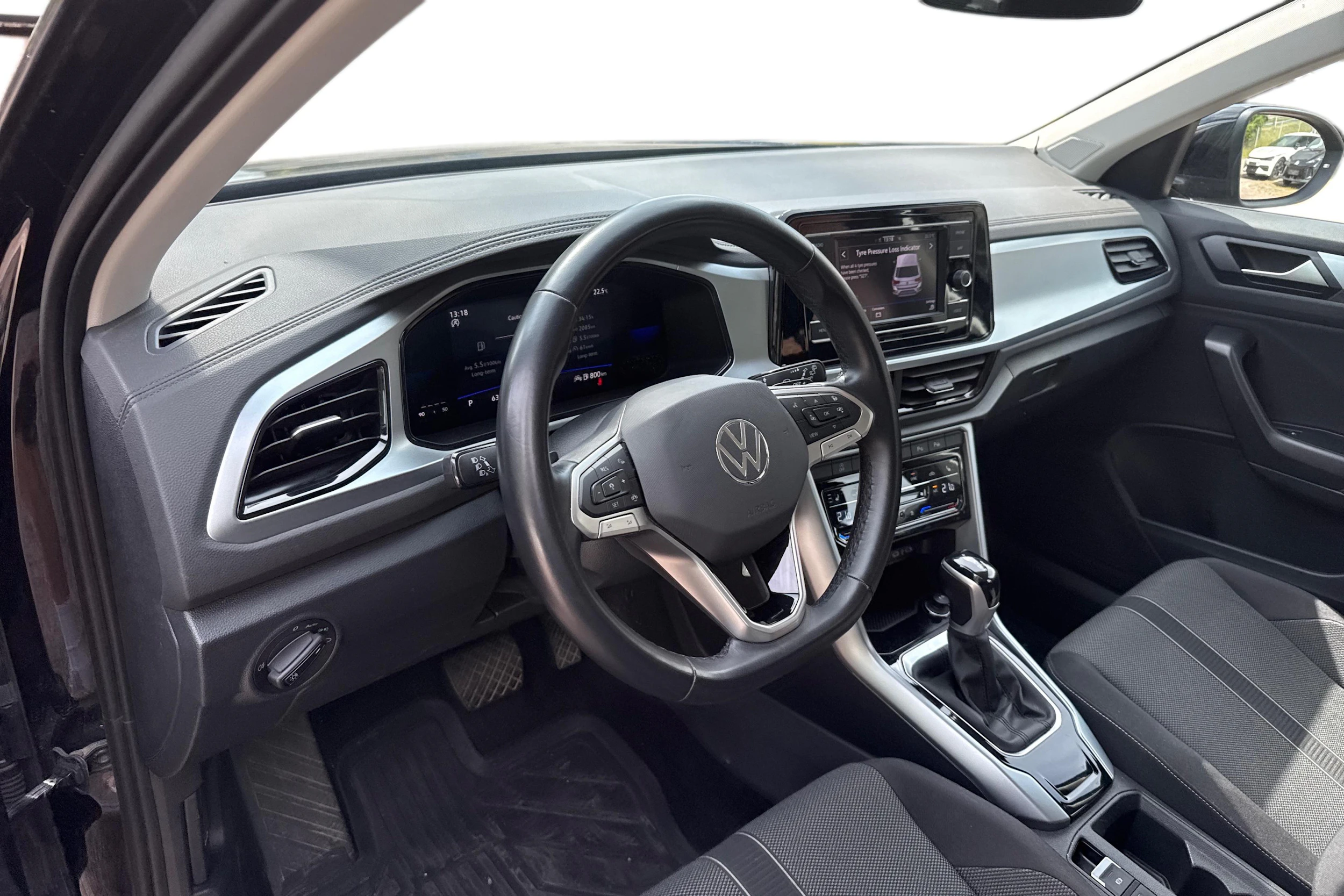 musta Volkswagen T-Roc 2024 kuva 3.