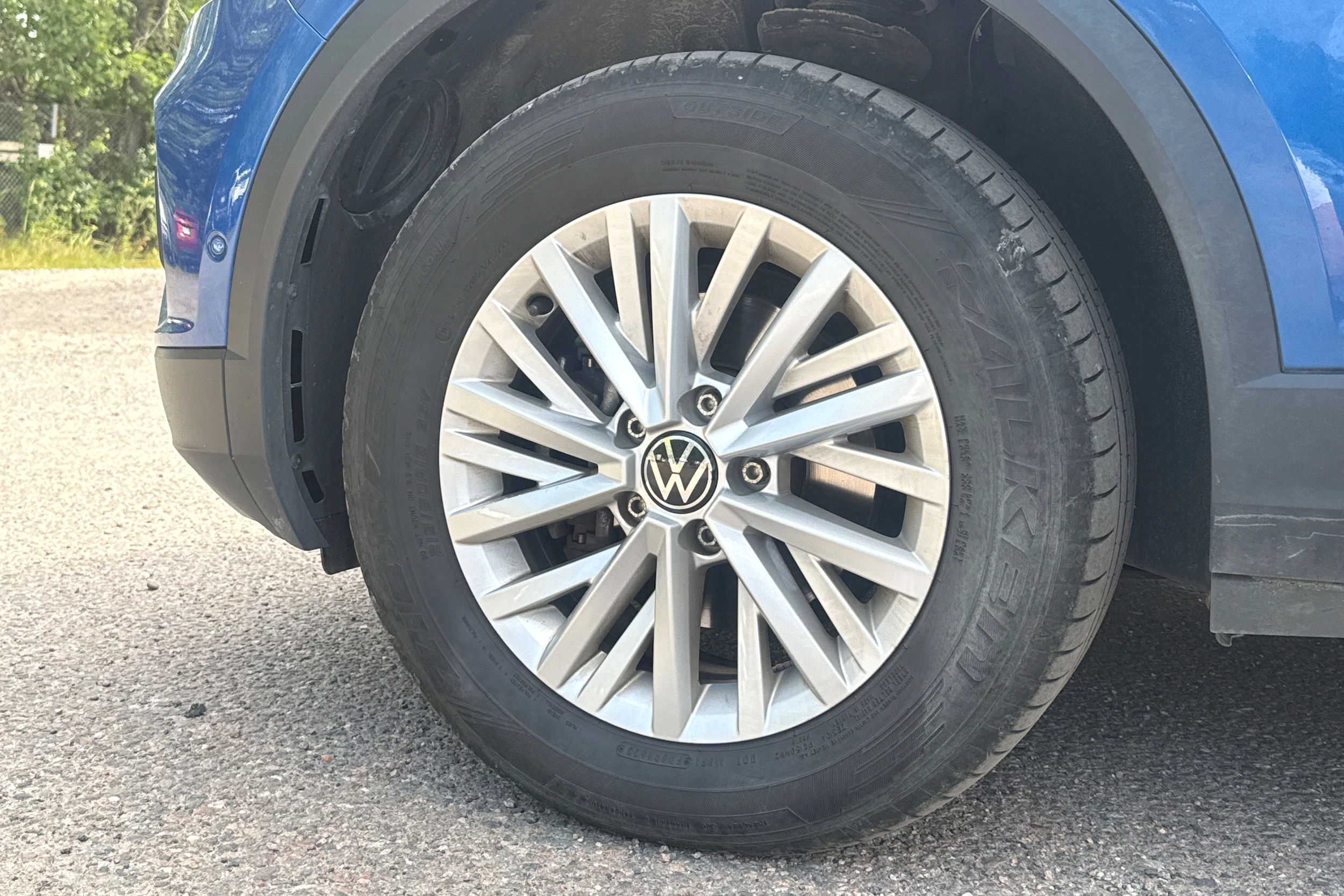 sininen Volkswagen T-Roc 2024 kuva 4.