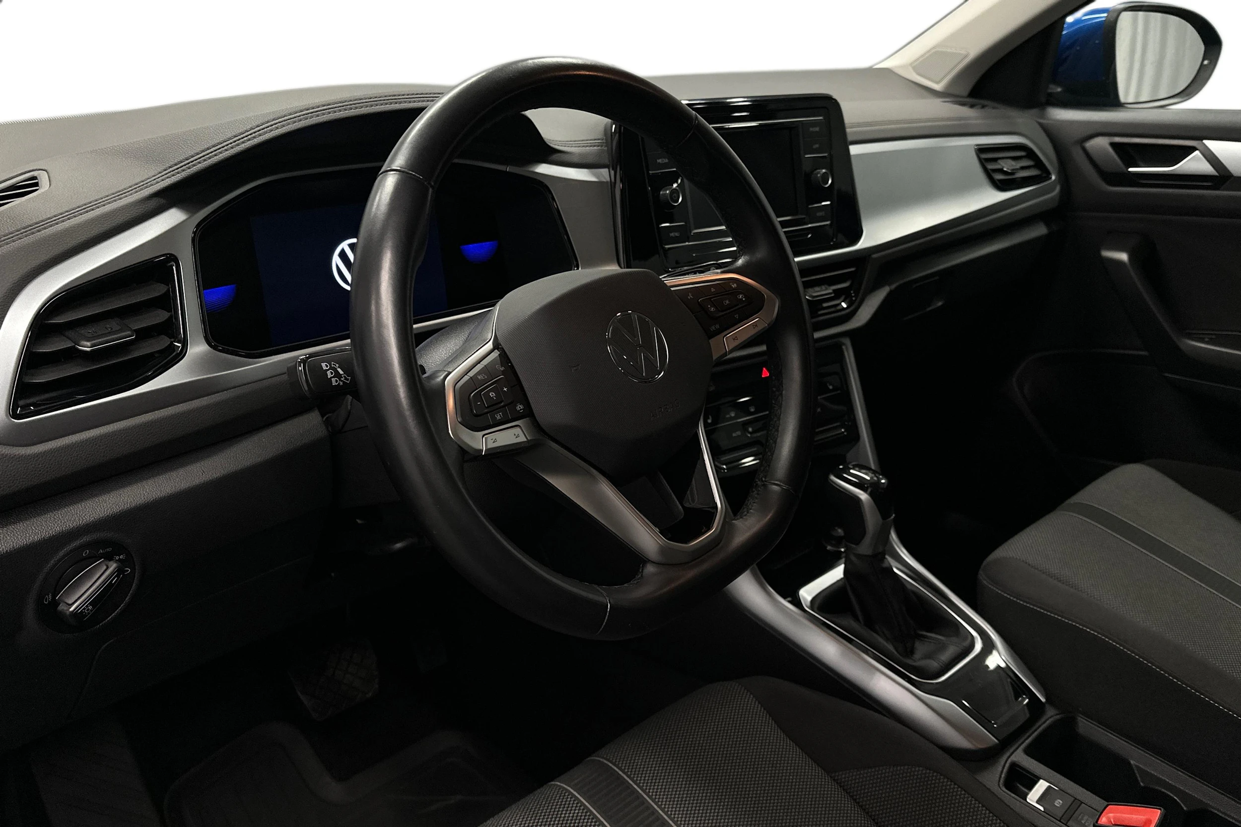 sininen Volkswagen T-Roc 2024 kuva 6.