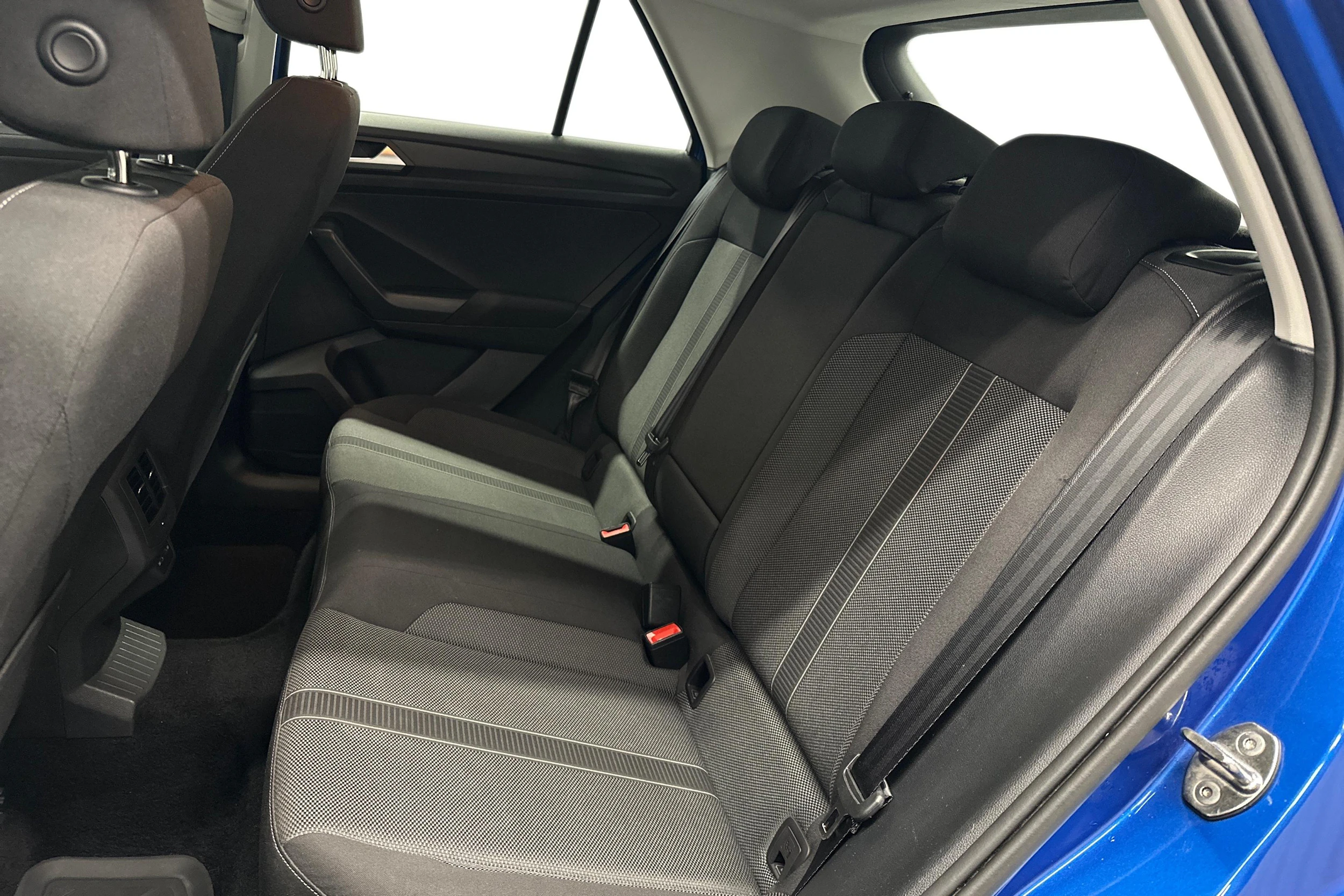 sininen Volkswagen T-Roc 2024 kuva 8.