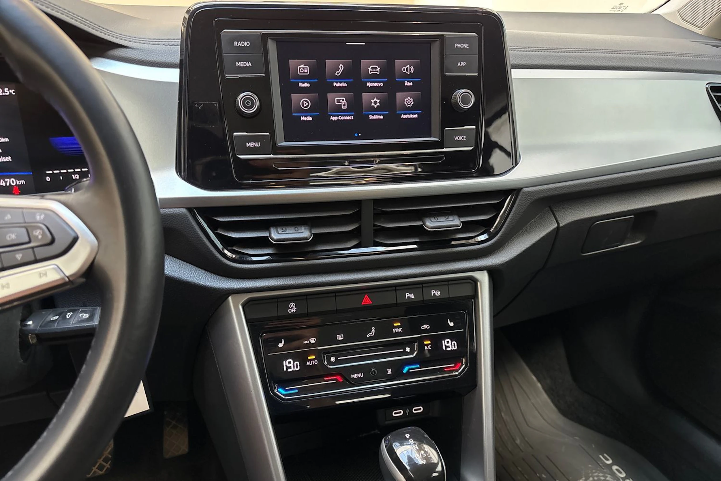 harmaa Volkswagen T-Roc 2024 kuva 17.