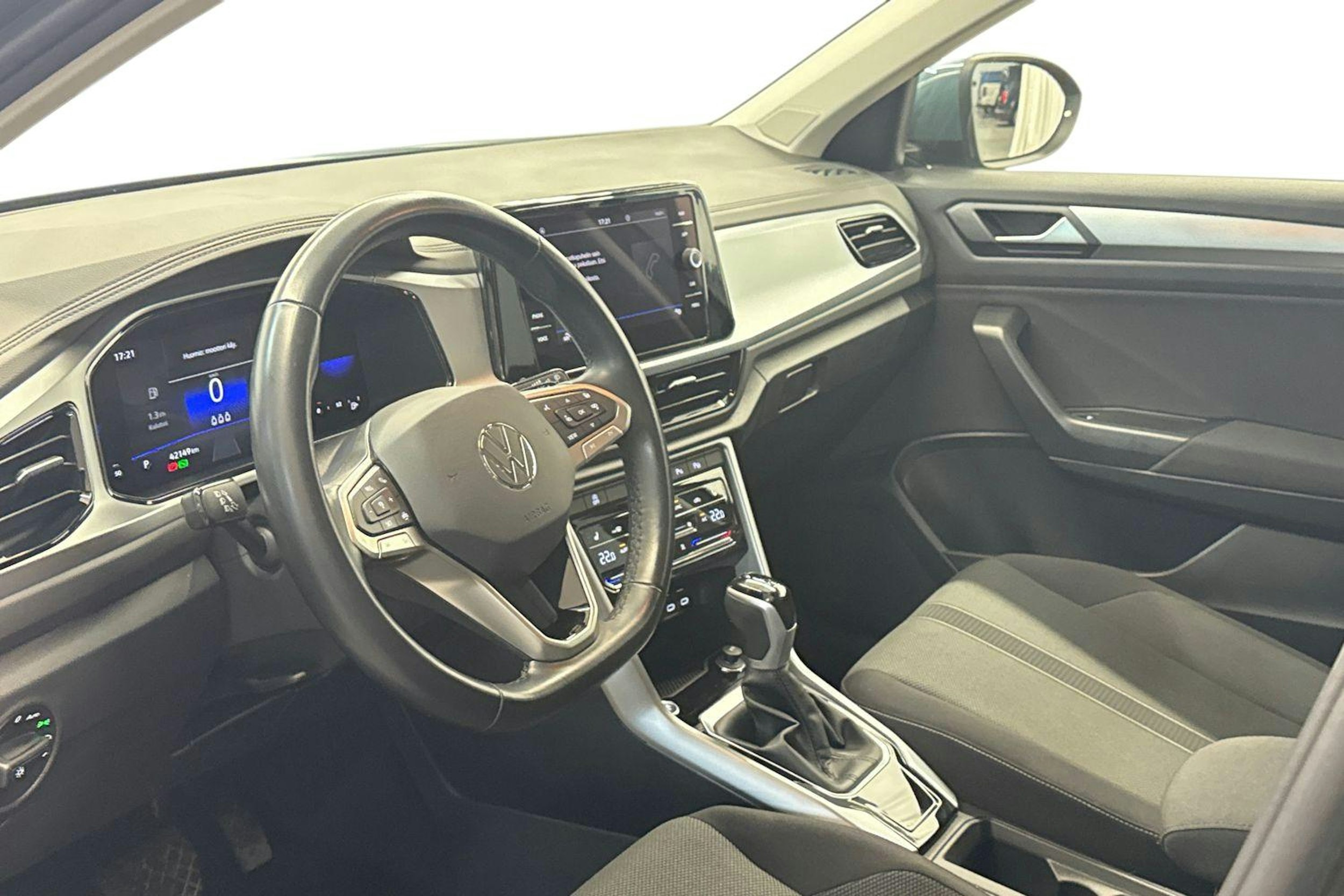 sininen Volkswagen T-Roc 2024 kuva 7.