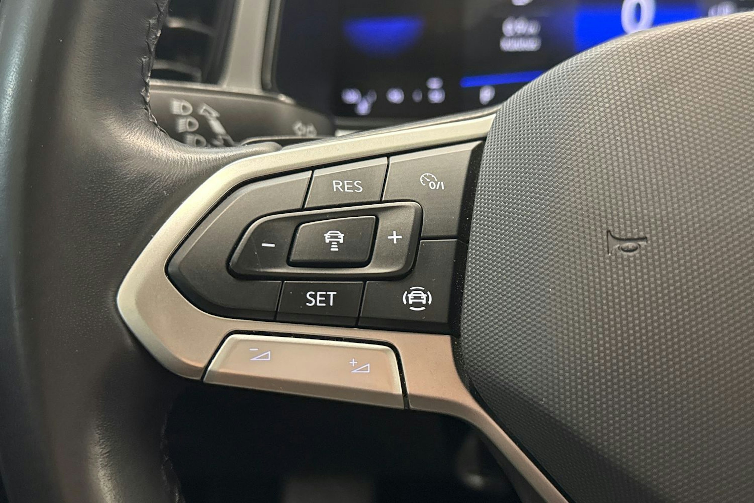 sininen Volkswagen T-Roc 2024 kuva 17.