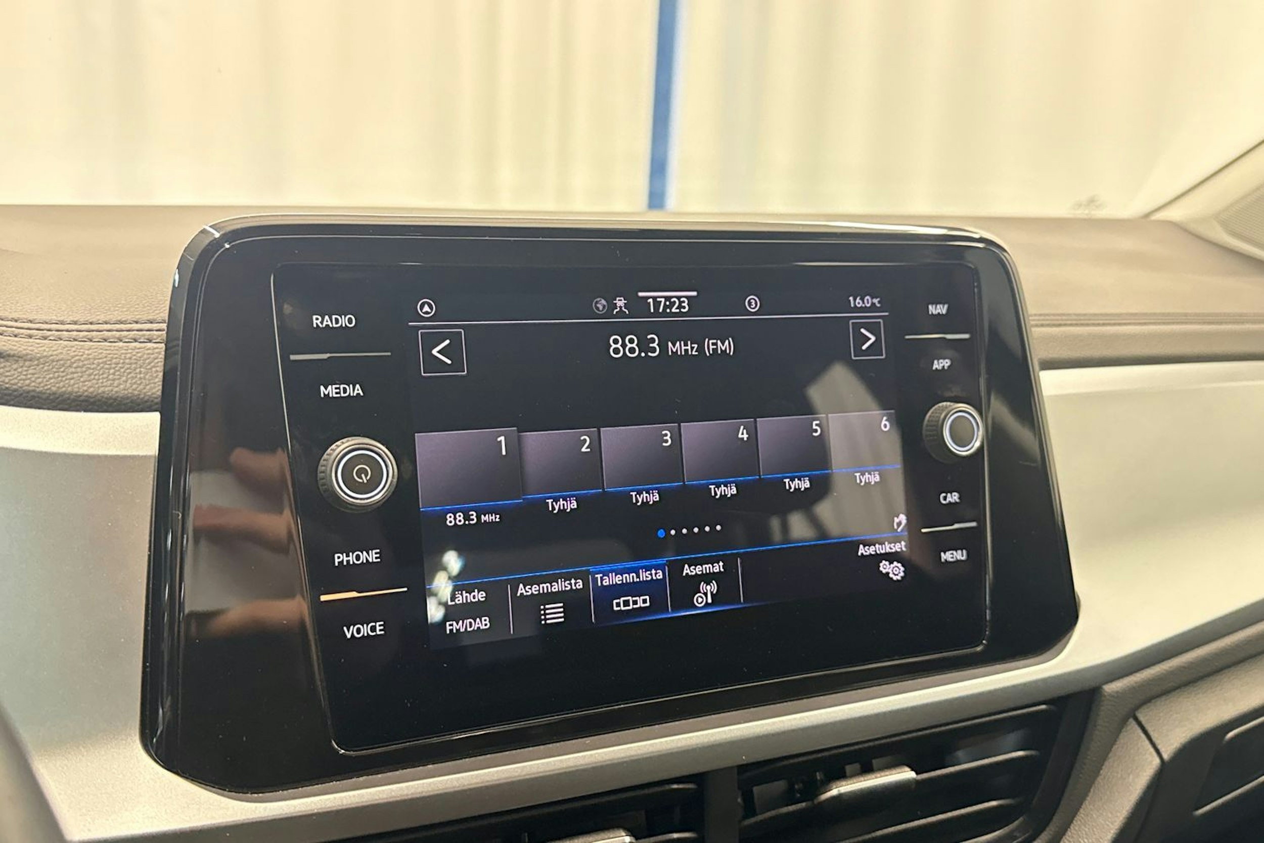 sininen Volkswagen T-Roc 2024 kuva 21.