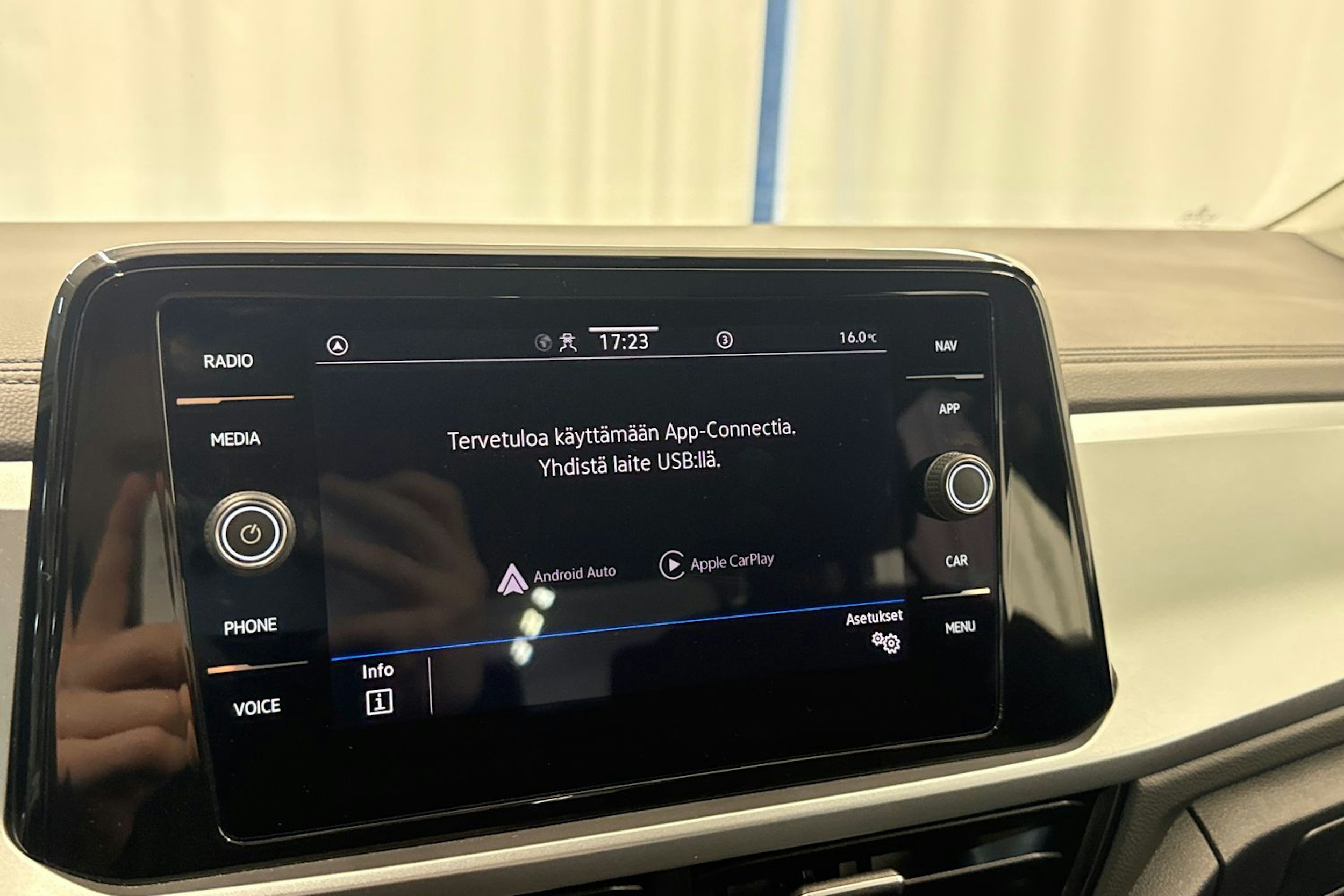 sininen Volkswagen T-Roc 2024 kuva 22.