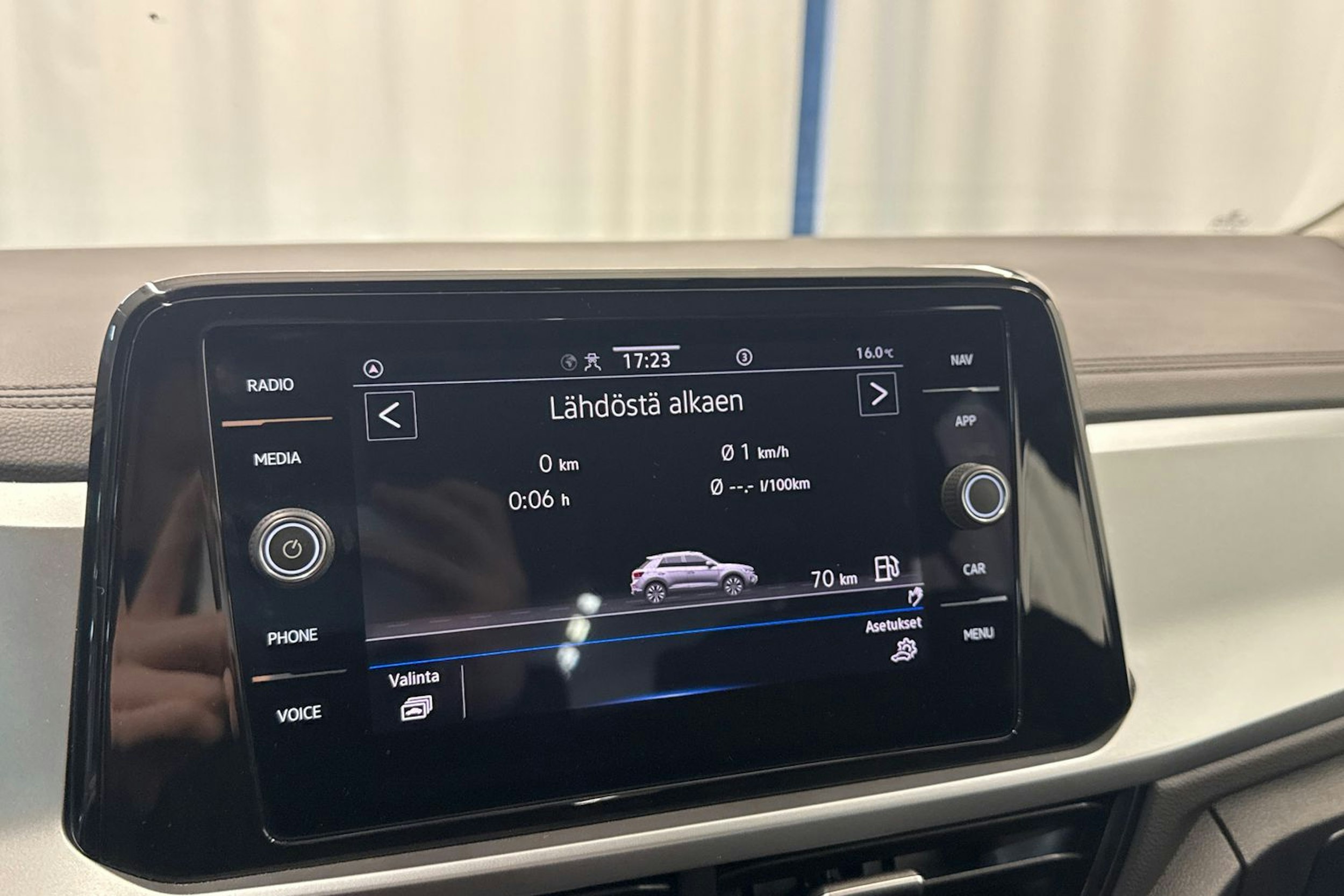 sininen Volkswagen T-Roc 2024 kuva 23.