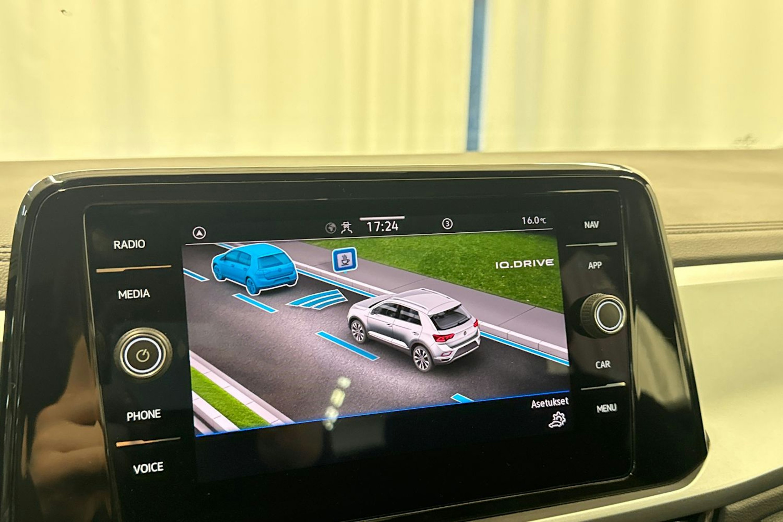 sininen Volkswagen T-Roc 2024 kuva 24.