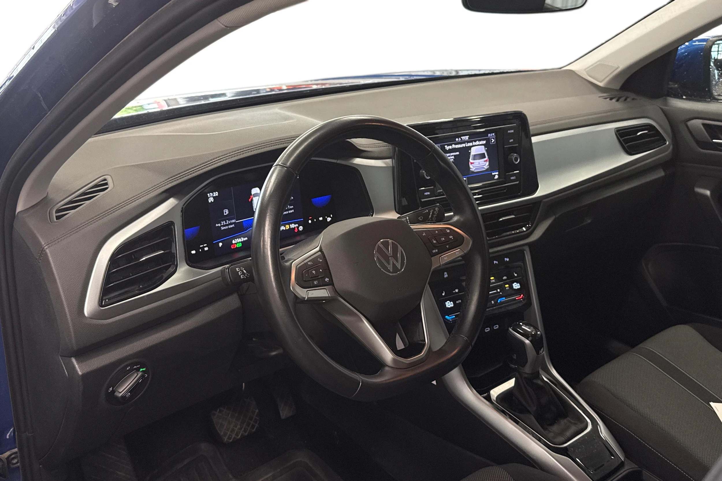 sininen Volkswagen T-Roc 2024 kuva 3.