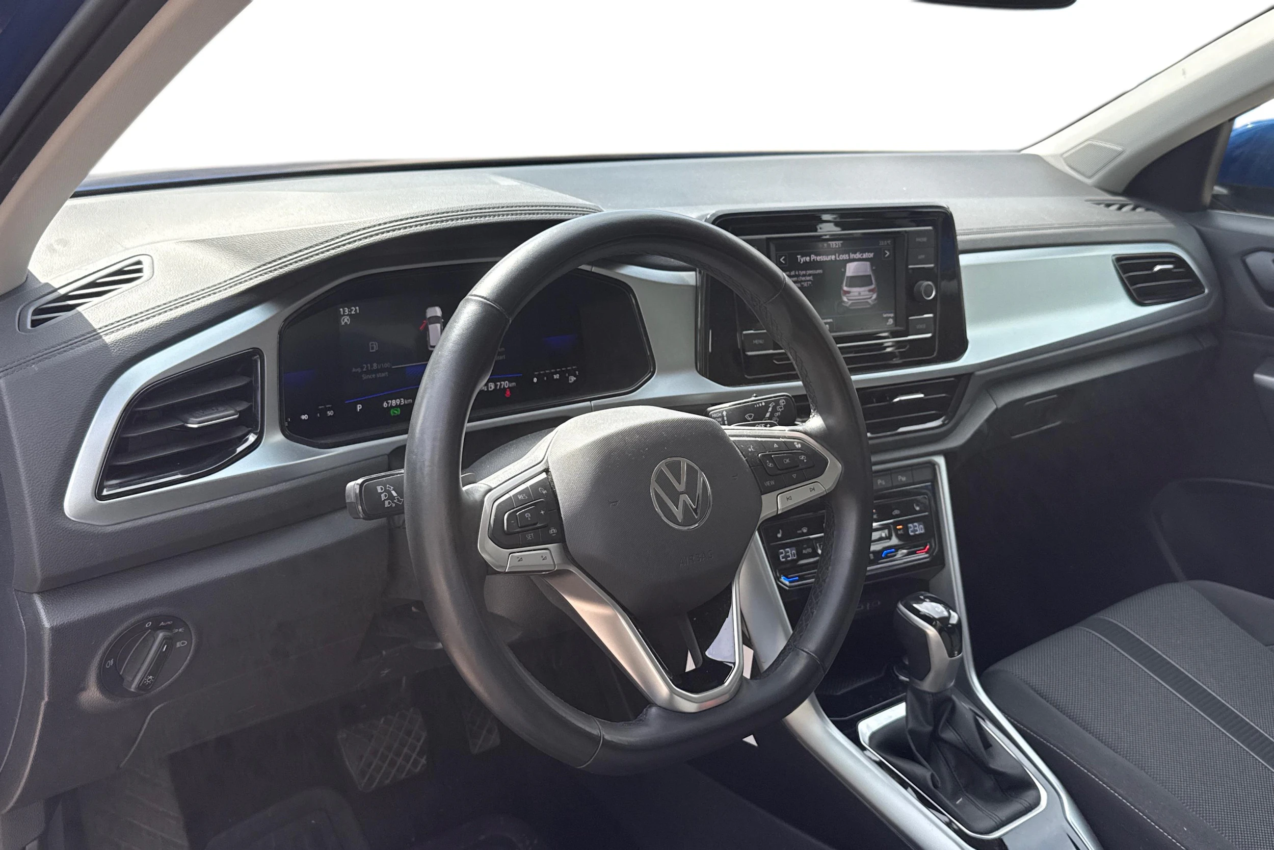 sininen Volkswagen T-Roc 2024 kuva 3.