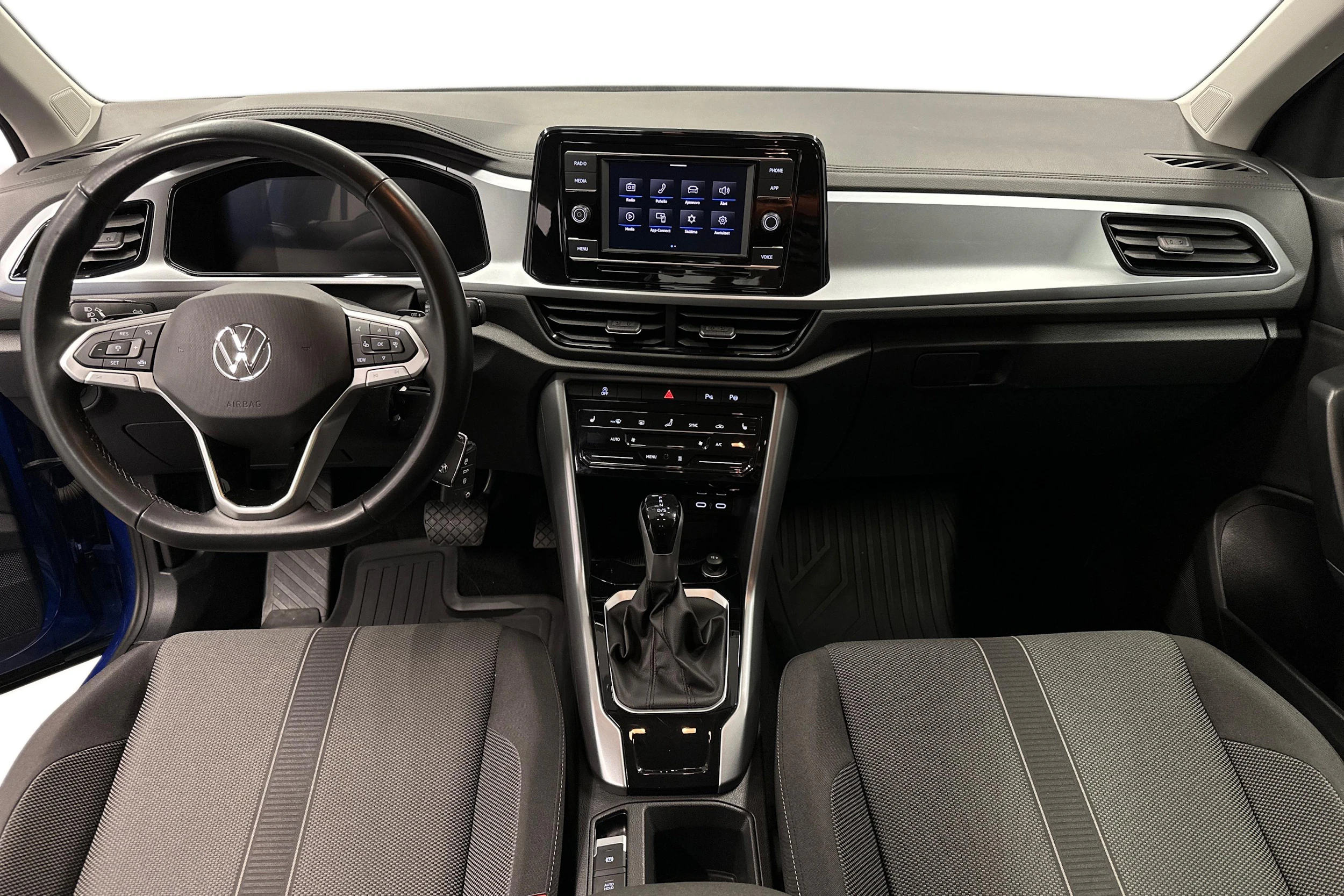 sininen Volkswagen T-Roc 2024 kuva 7.