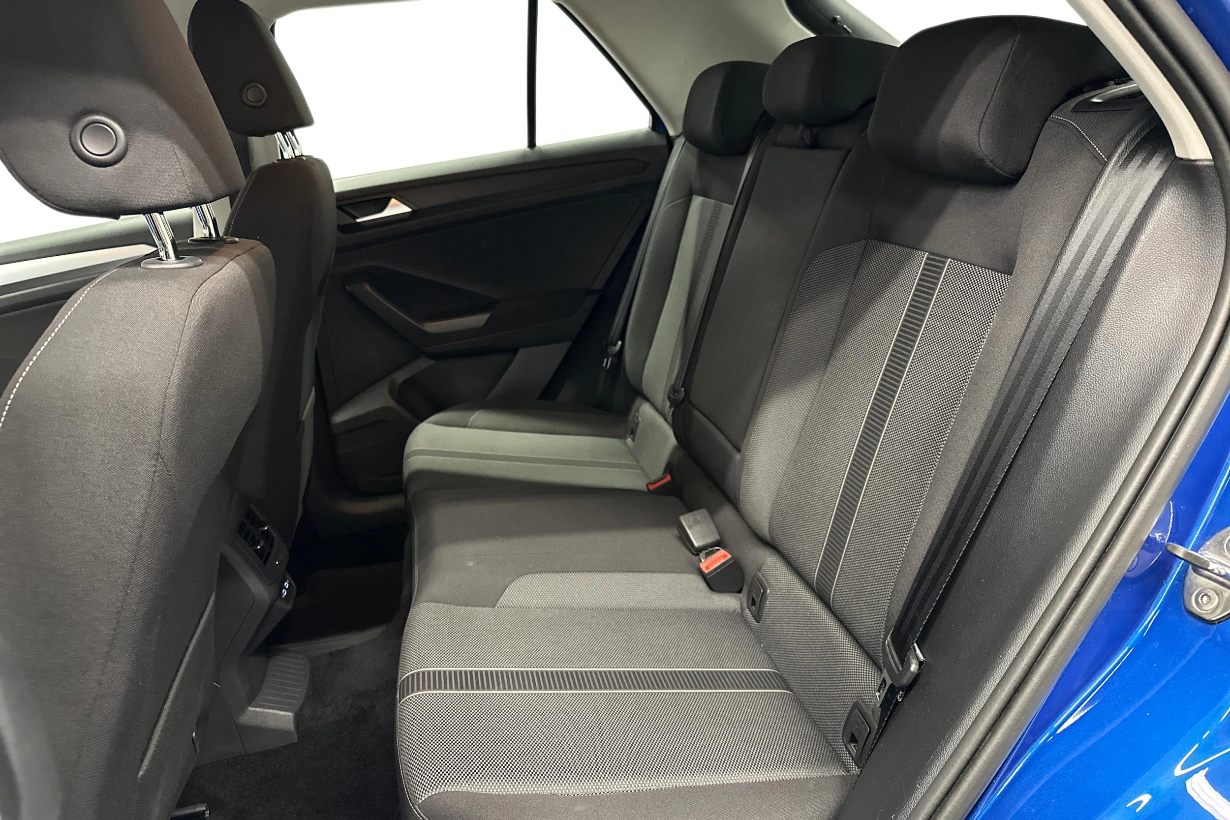 sininen Volkswagen T-Roc 2024 kuva 8.
