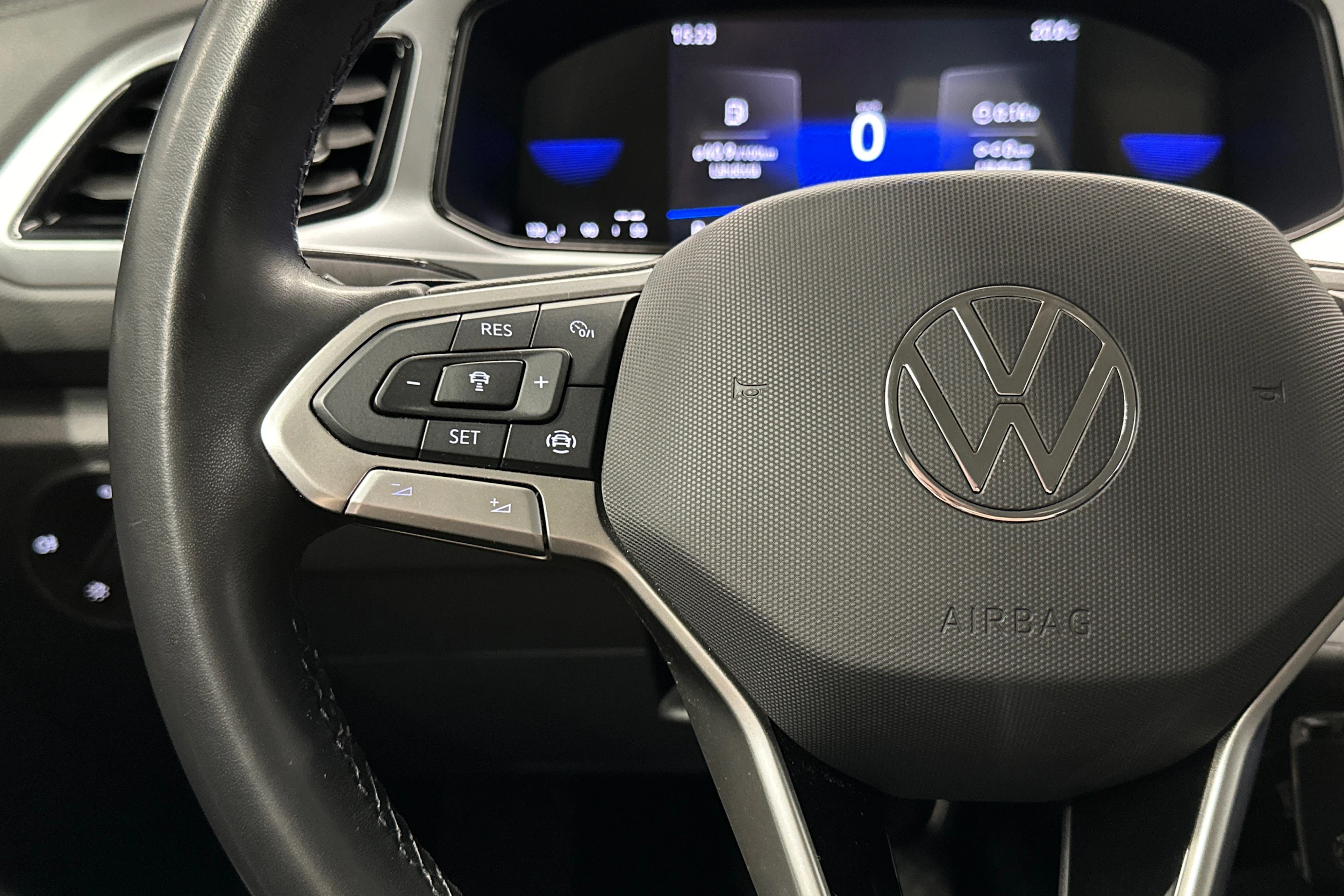 sininen Volkswagen T-Roc 2024 kuva 11.