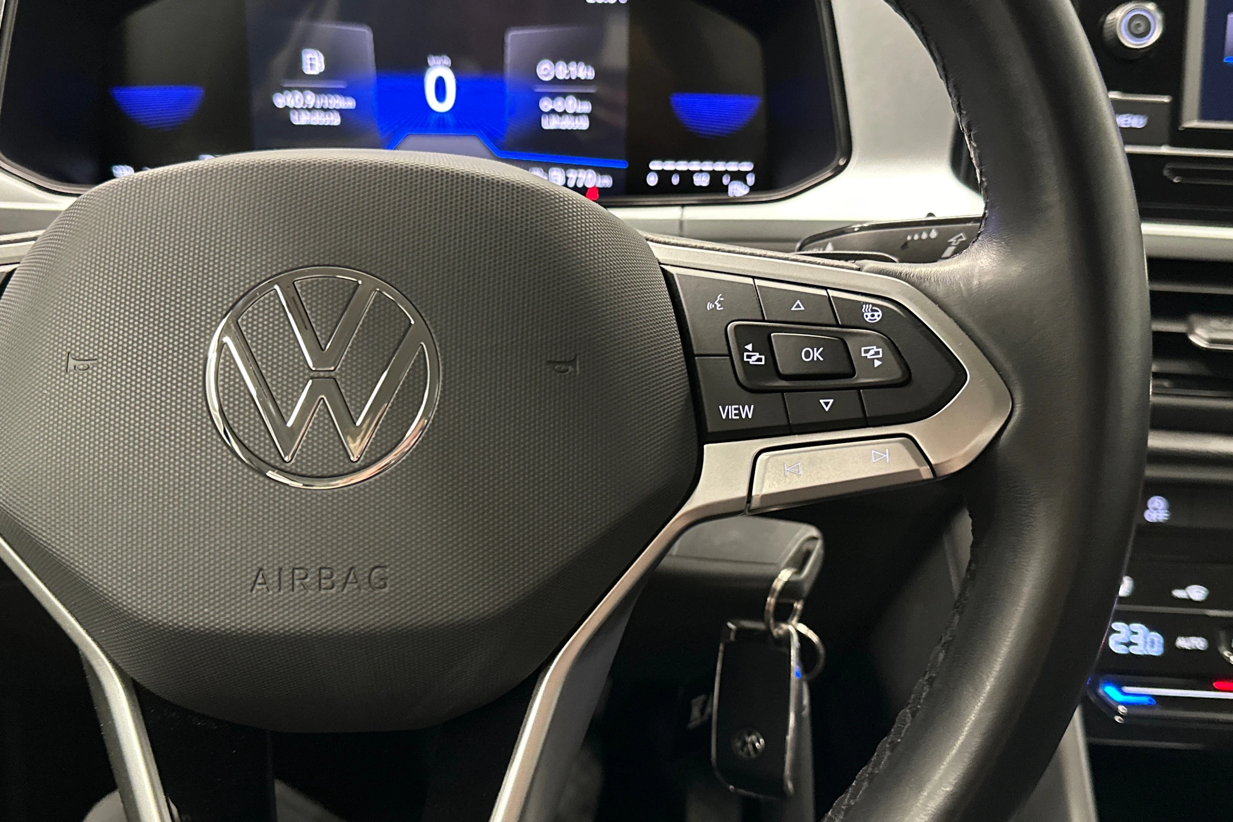 sininen Volkswagen T-Roc 2024 kuva 12.