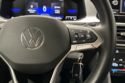 sininen Volkswagen T-Roc 2024 kuva 12.