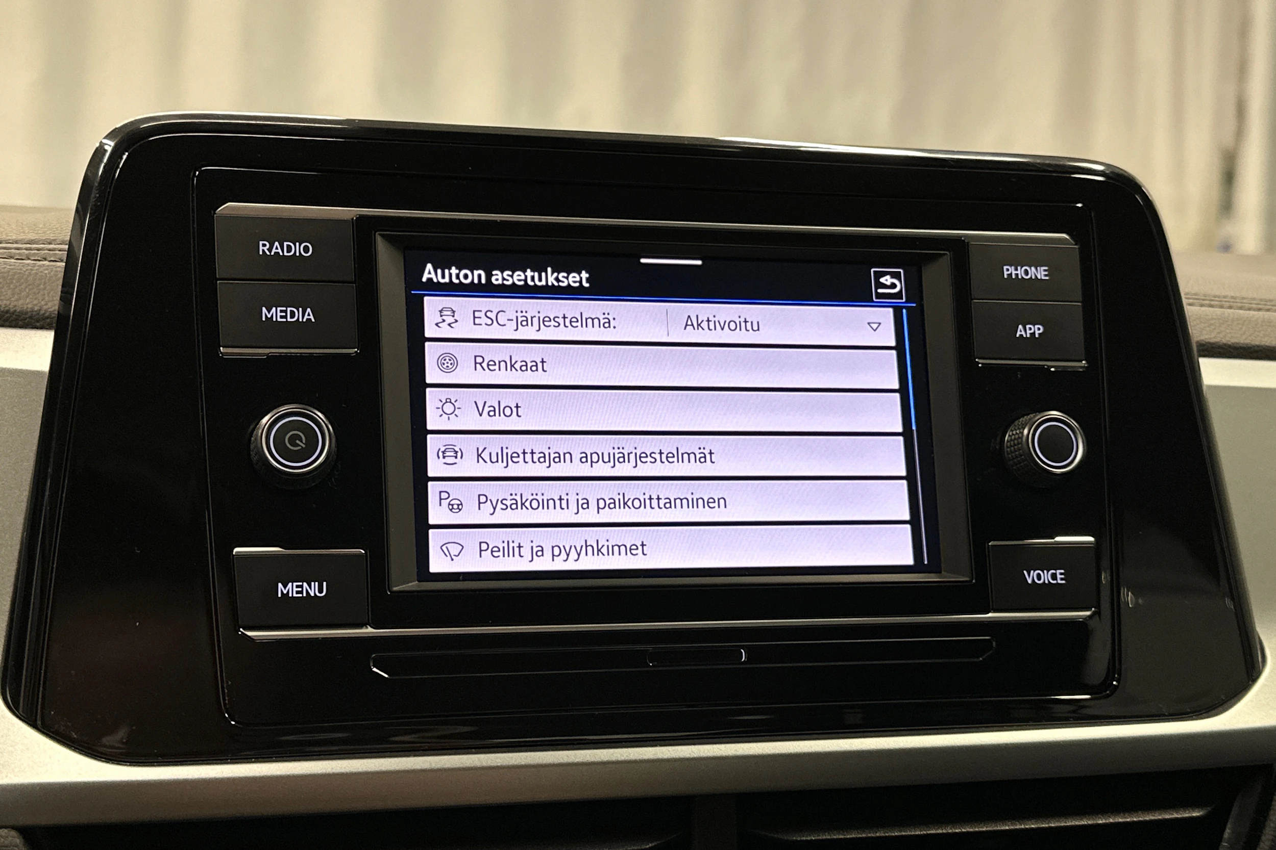 sininen Volkswagen T-Roc 2024 kuva 22.
