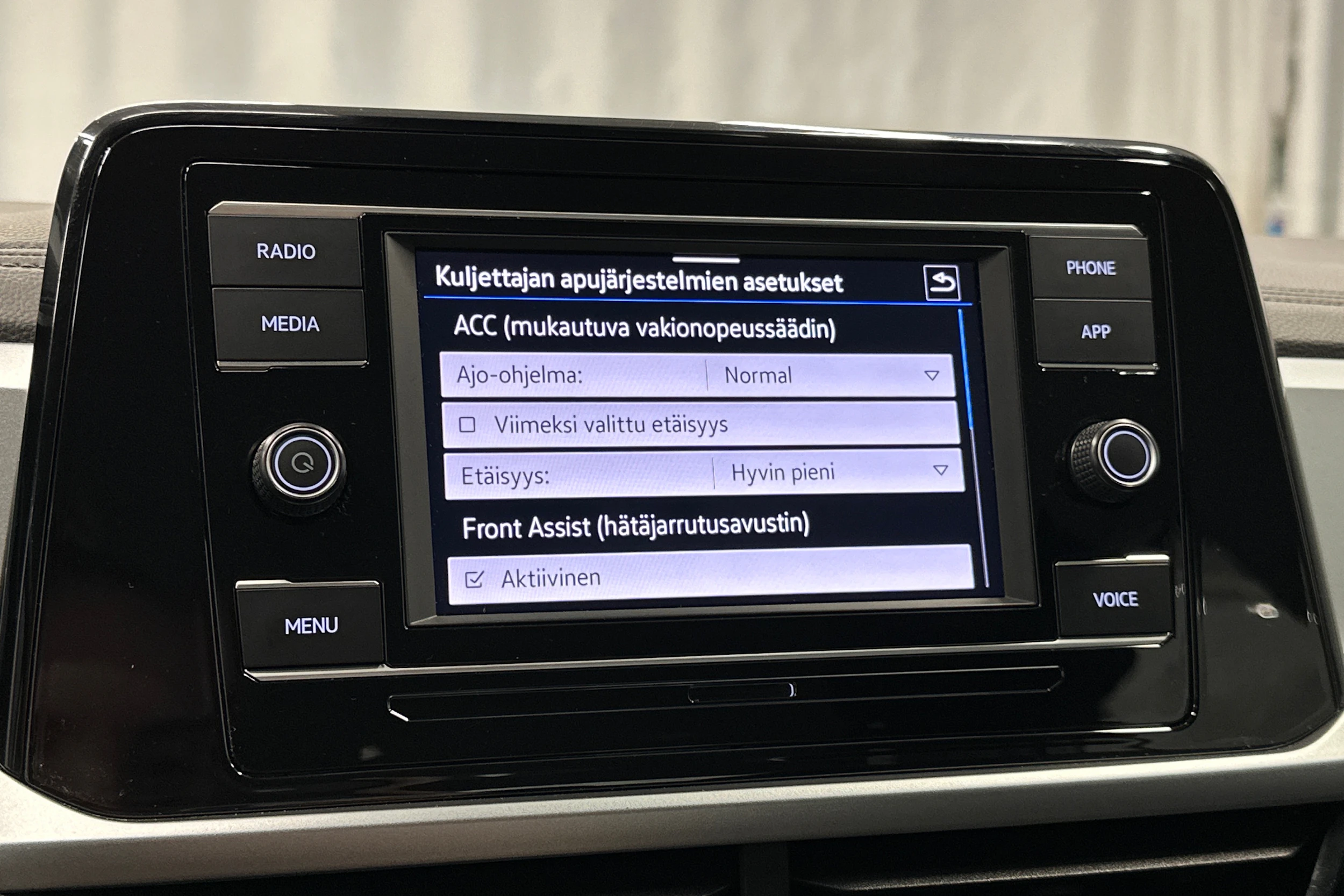sininen Volkswagen T-Roc 2024 kuva 23.