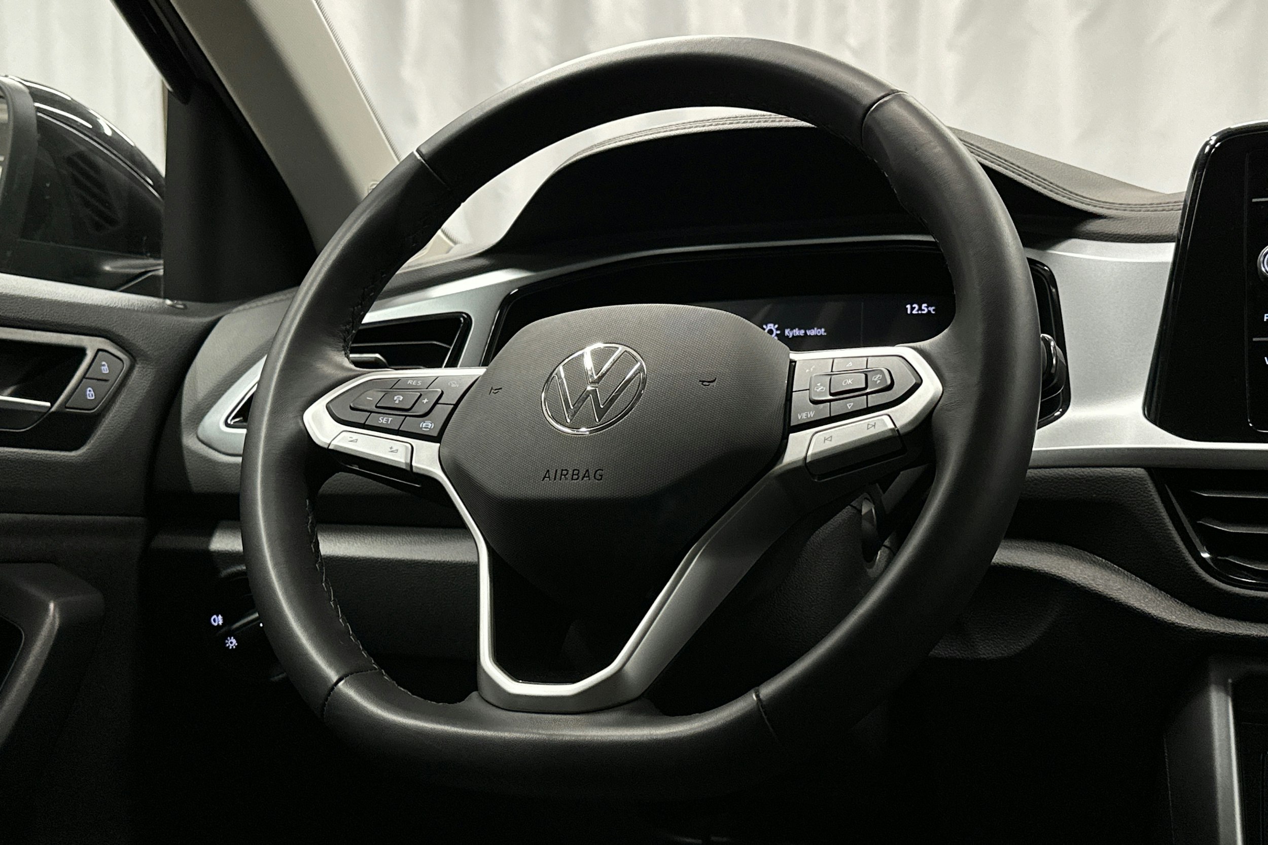musta Volkswagen T-Roc 2025 kuva 16.