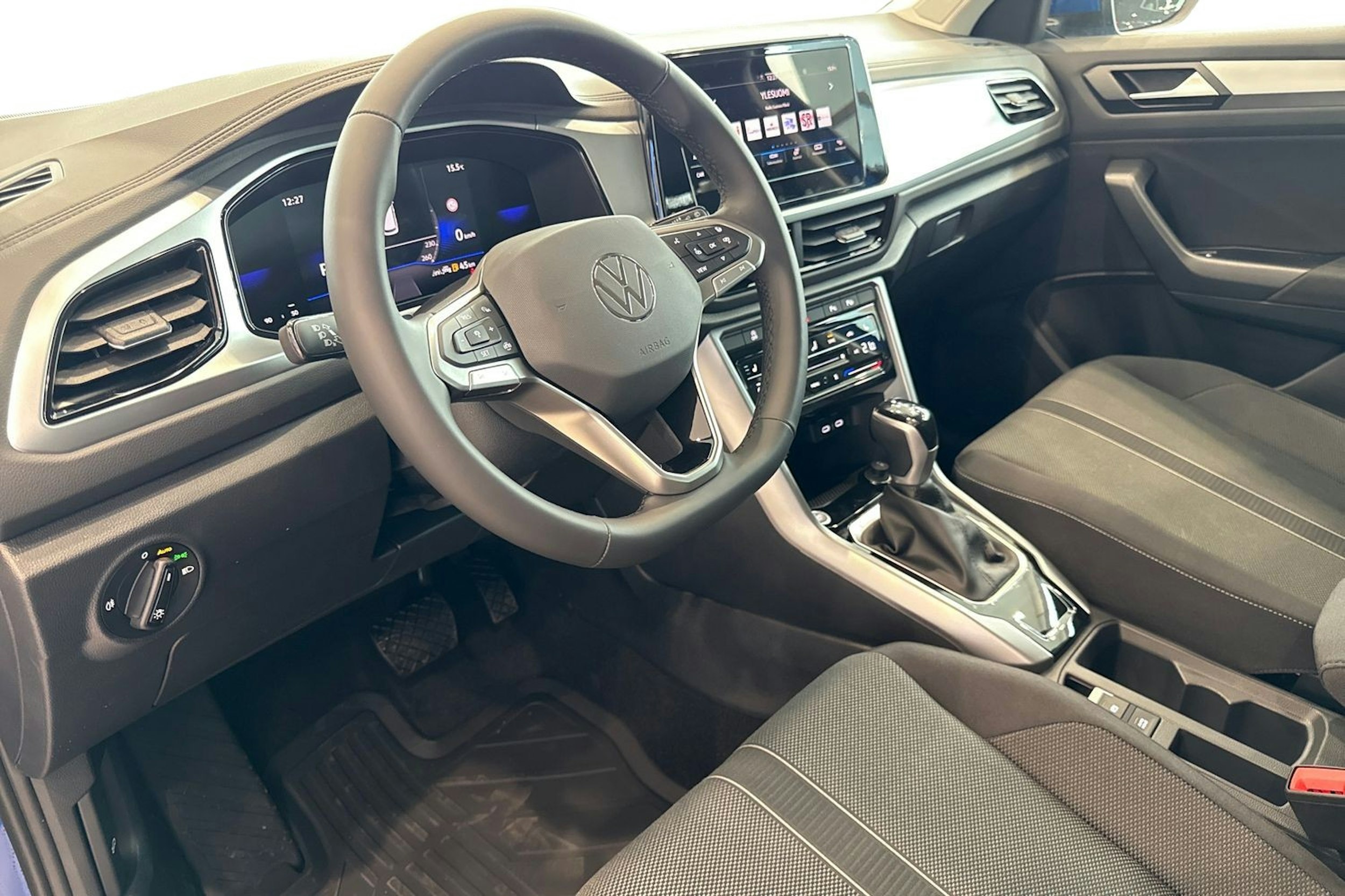sininen Volkswagen T-Roc 2025 kuva 6.
